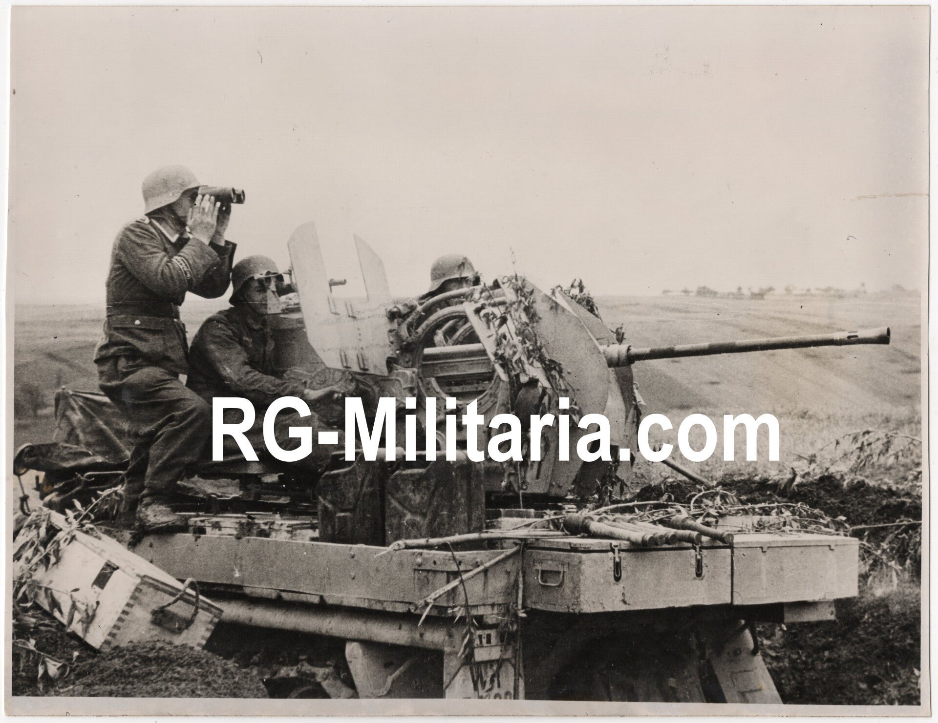 Original WW2 German Press Photo - Panzergrenadier Division Grossdeutschland on an Sd. Kfz. 7 With a Flak canon (1944) — image 3