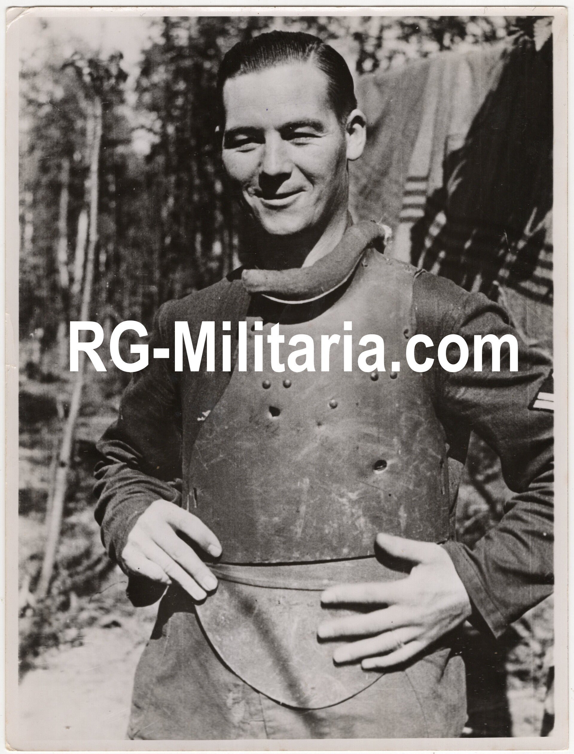 Original WW2 German Press Photo - German soldier with armor plates ''Brustpanzern'', Ladogasees, Eastern Front (1943) — image 3
