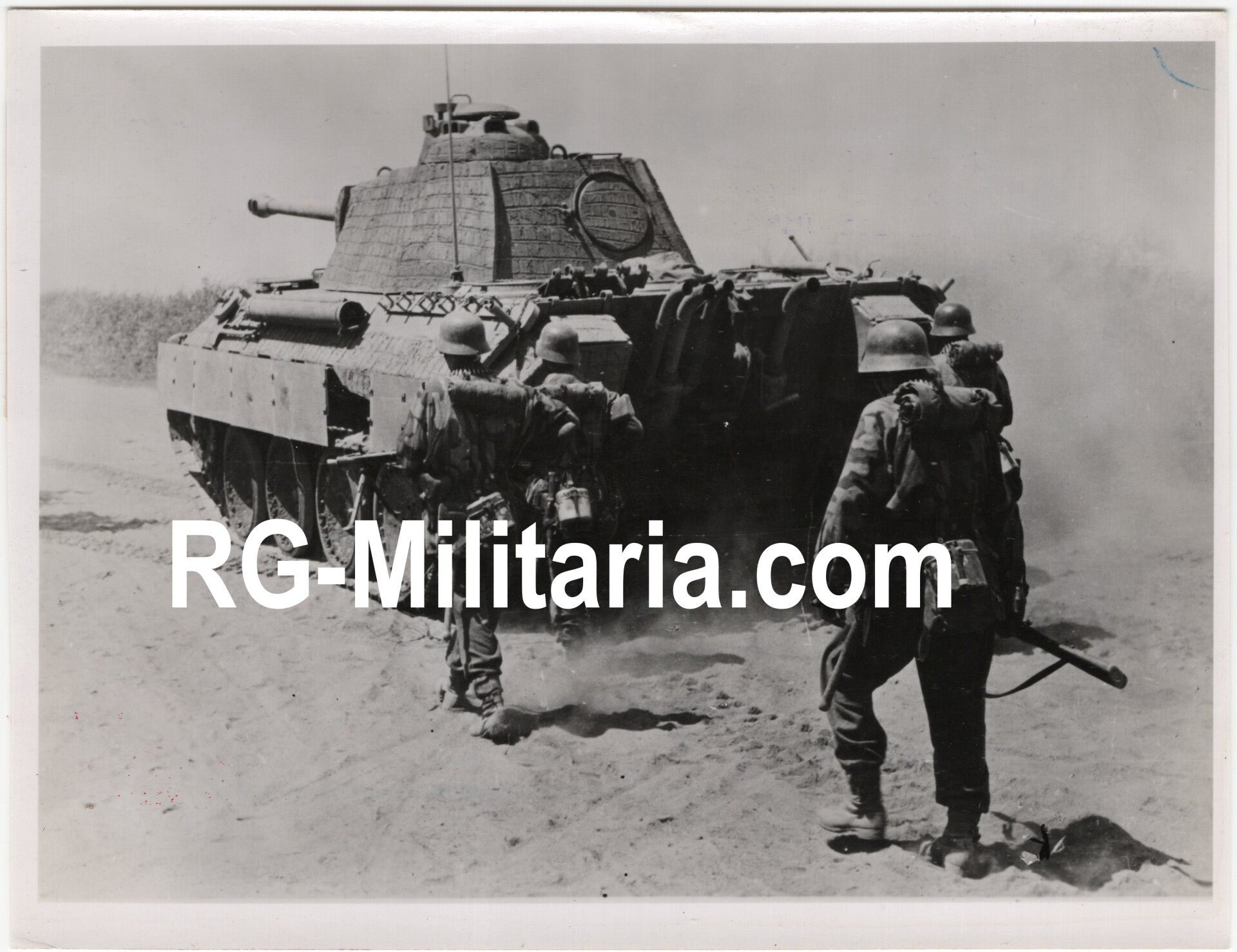 Original WW2 German Press Photo - Grossdeutschland division with a Panther tank at the Eastern Front (1944) — image 3