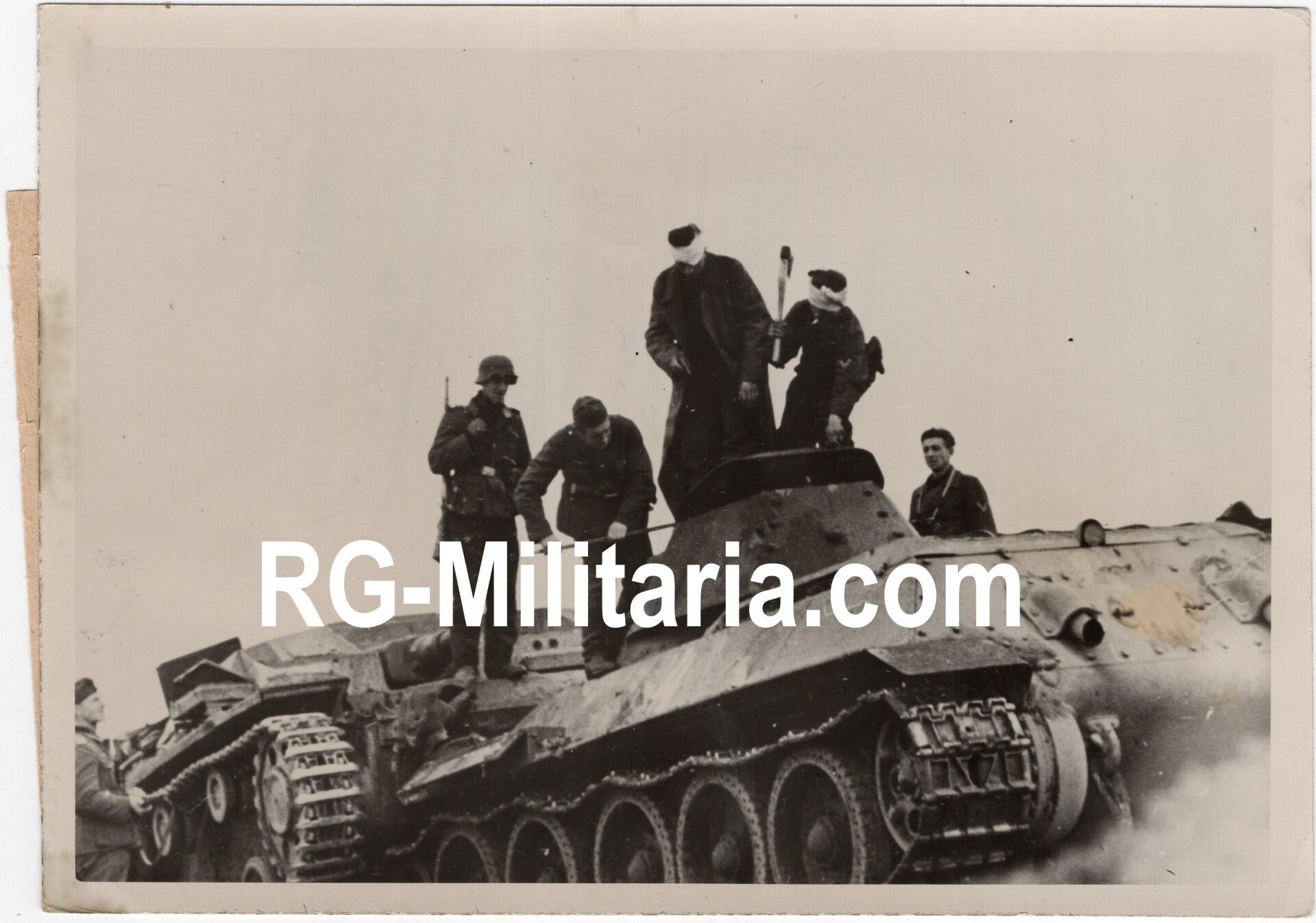 Original WW2 German Press Photo - German panzer crew taking out a Soviet T-34 tank crew, Eastern Front (1941) — image 3