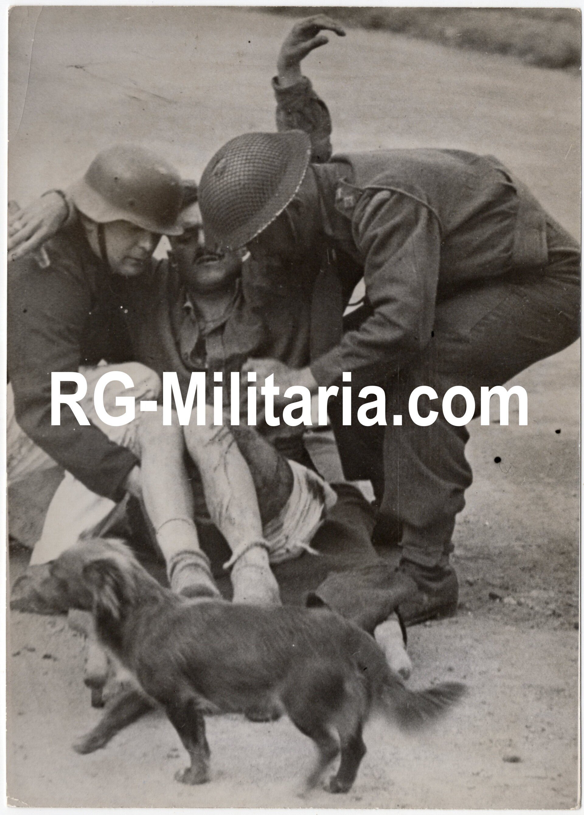 Original WW2 German Waffen SS Press Photo - Wounded British soldier helped by British and German soldiers in Dieppe, France, Operation Jubilee (1942) — image 3