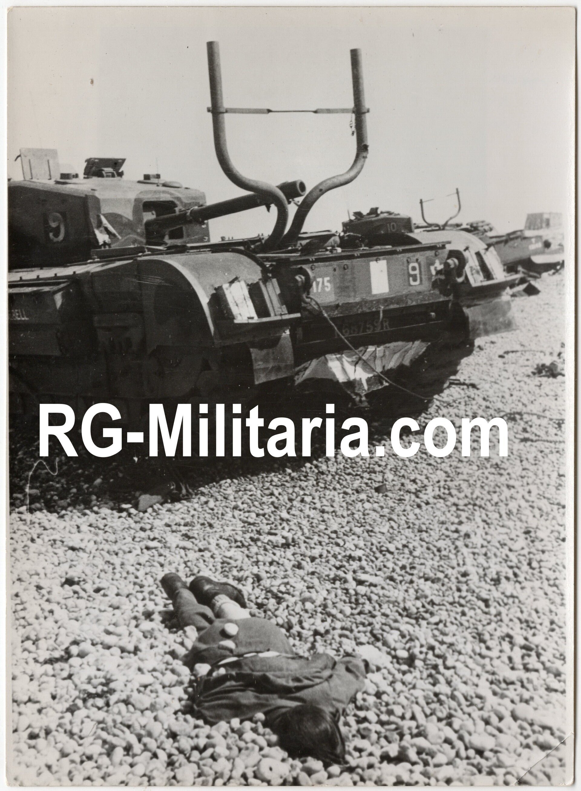 Original WW2 French Press Photo - KIA British soldier in front of a Tank in Dieppe, France, Operation Jubilee (1942) — image 3