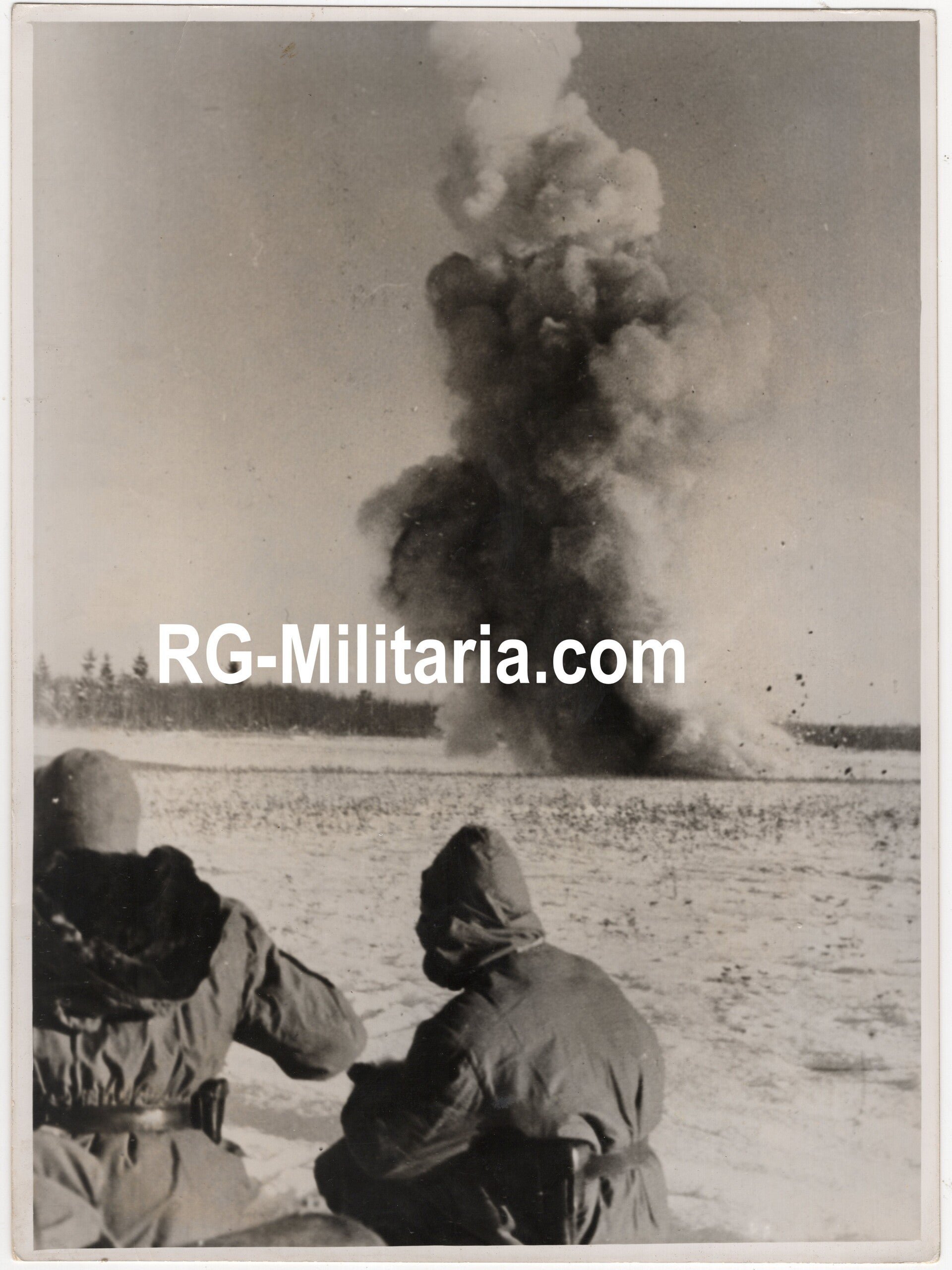 Original WW2 German Press Photo - Large explosion from Artillery fire, Eastern Front (1943) — image 3