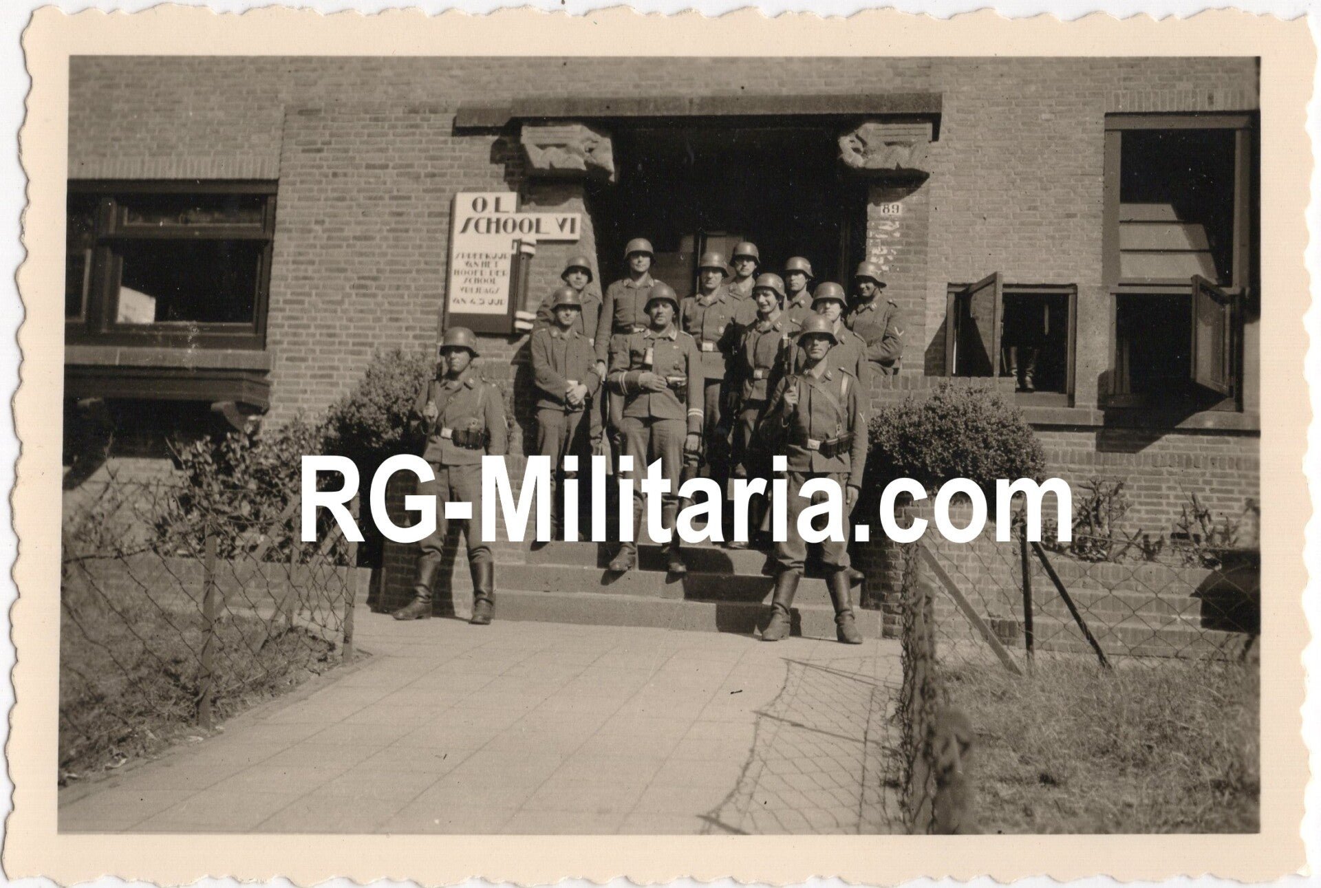 Original WW2 German Photo - German soldiers at a school in Arnhem (1940) — image 3