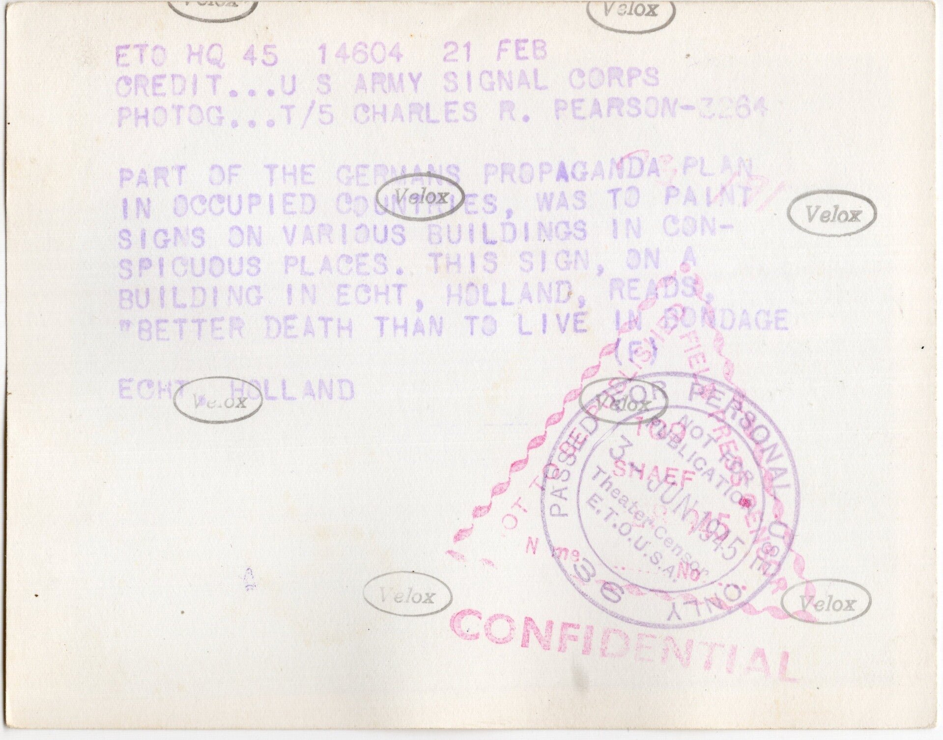 Original WW2 US Press Photo - Large graffiti wall ''Lieber den tod als in der Knechtschaft leben'' in Echt, Holland (1945) — image 2