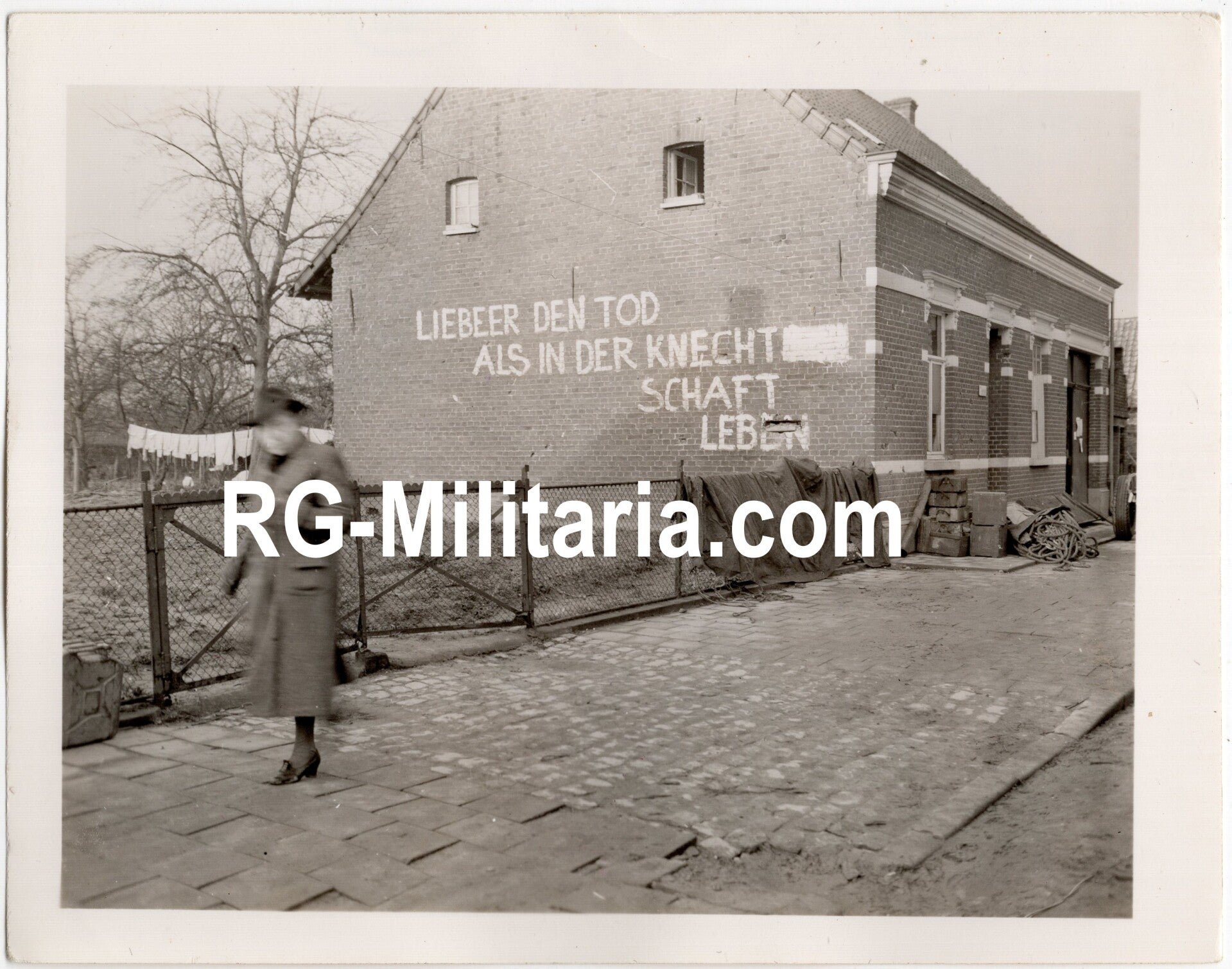 Original WW2 US Press Photo - Large graffiti wall ''Lieber den tod als in der Knechtschaft leben'' in Echt, Holland (1945) — image 3