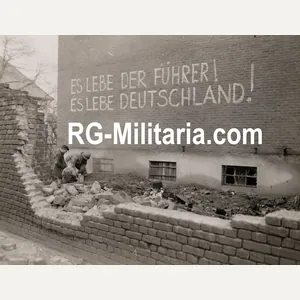 Original WW2 US Press Photo - Large graffiti wall ''Es …