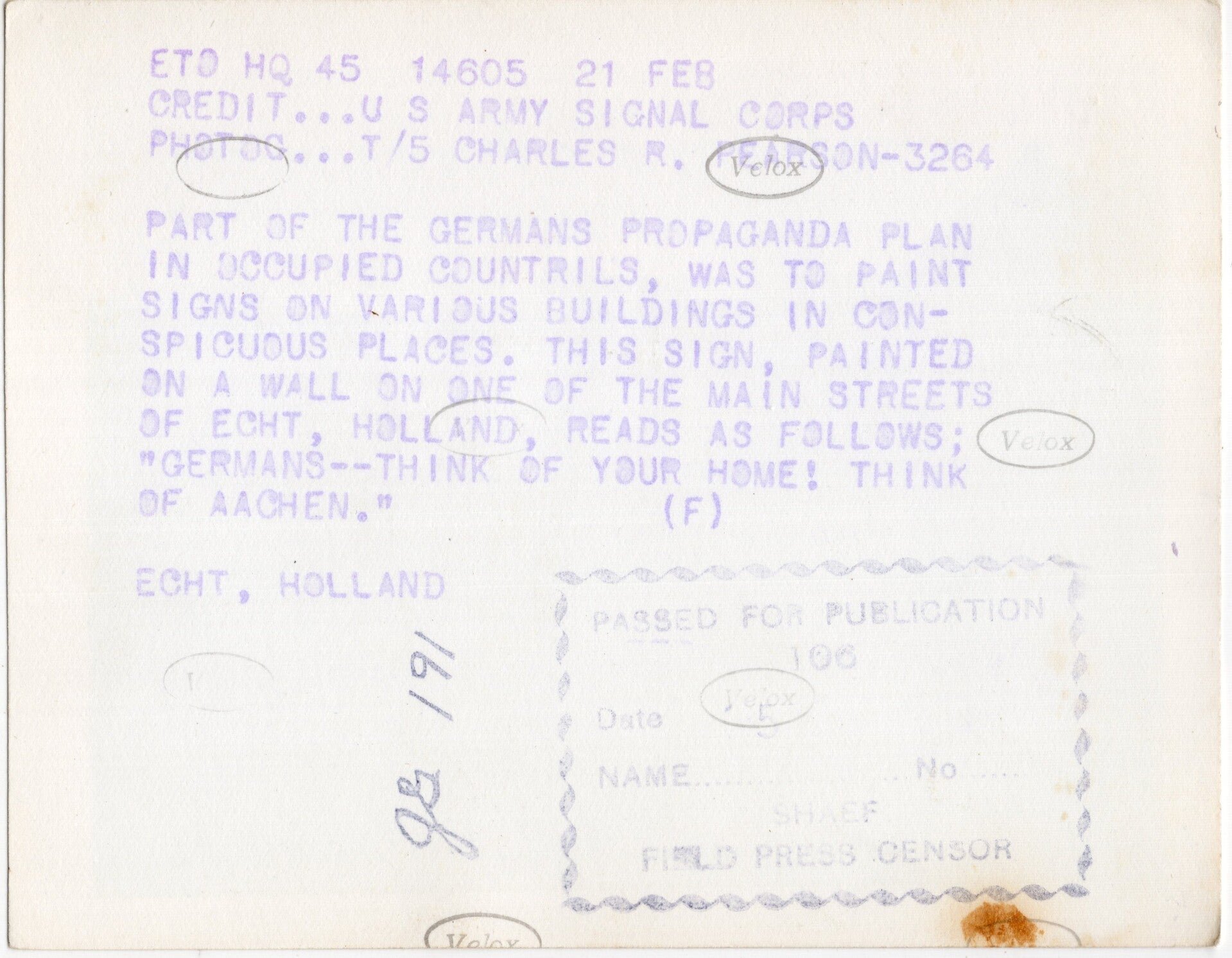 Original WW2 US Press Photo - Large graffiti wall ''Deutscher, denk an deine Heimat!' denk an Aachen!'' in Echt, Holland (1945) — image 2