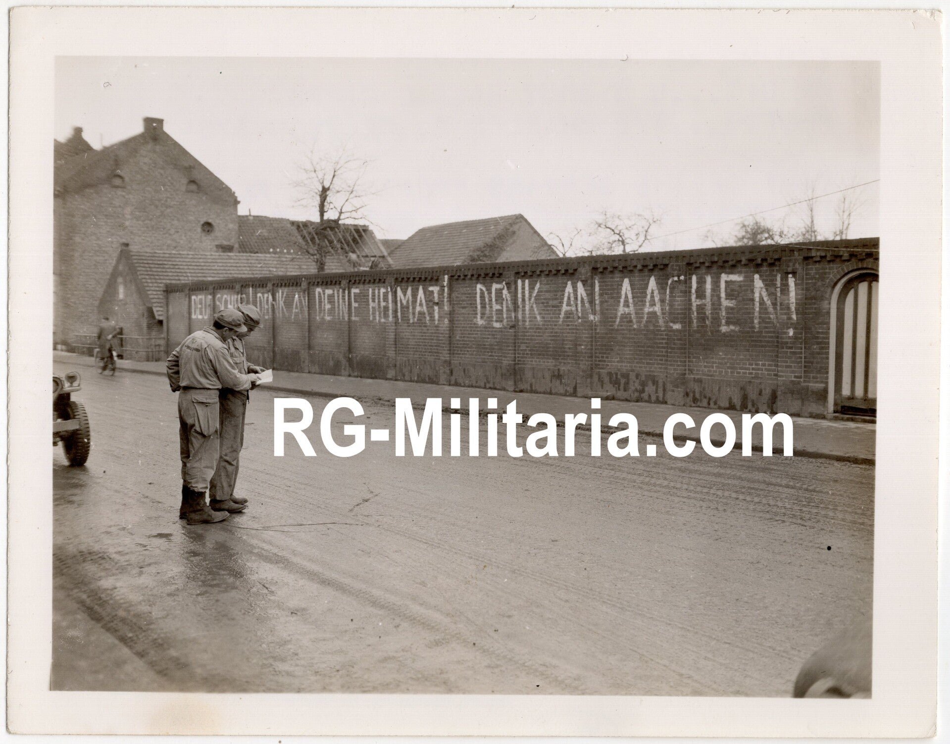 Original WW2 US Press Photo - Large graffiti wall ''Deutscher, denk an deine Heimat!' denk an Aachen!'' in Echt, Holland (1945) — image 3