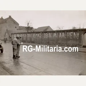 Original WW2 US Press Photo - Large graffiti wall ''Deutscher, …