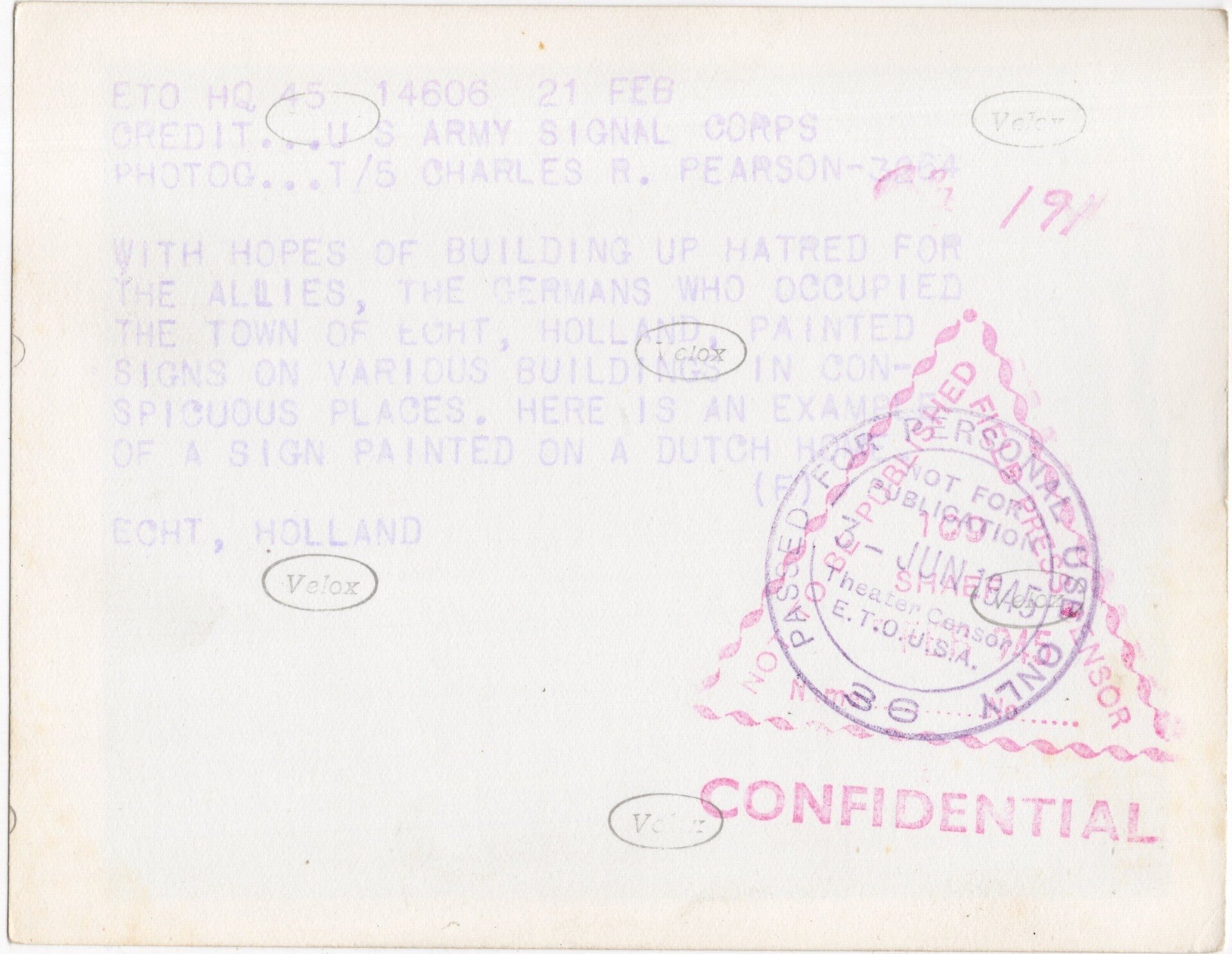 Original WW2 US Press Photo - Large graffiti wall ''Gott strafe die Kindermörder'' in Echt, Holland (1945) — image 2