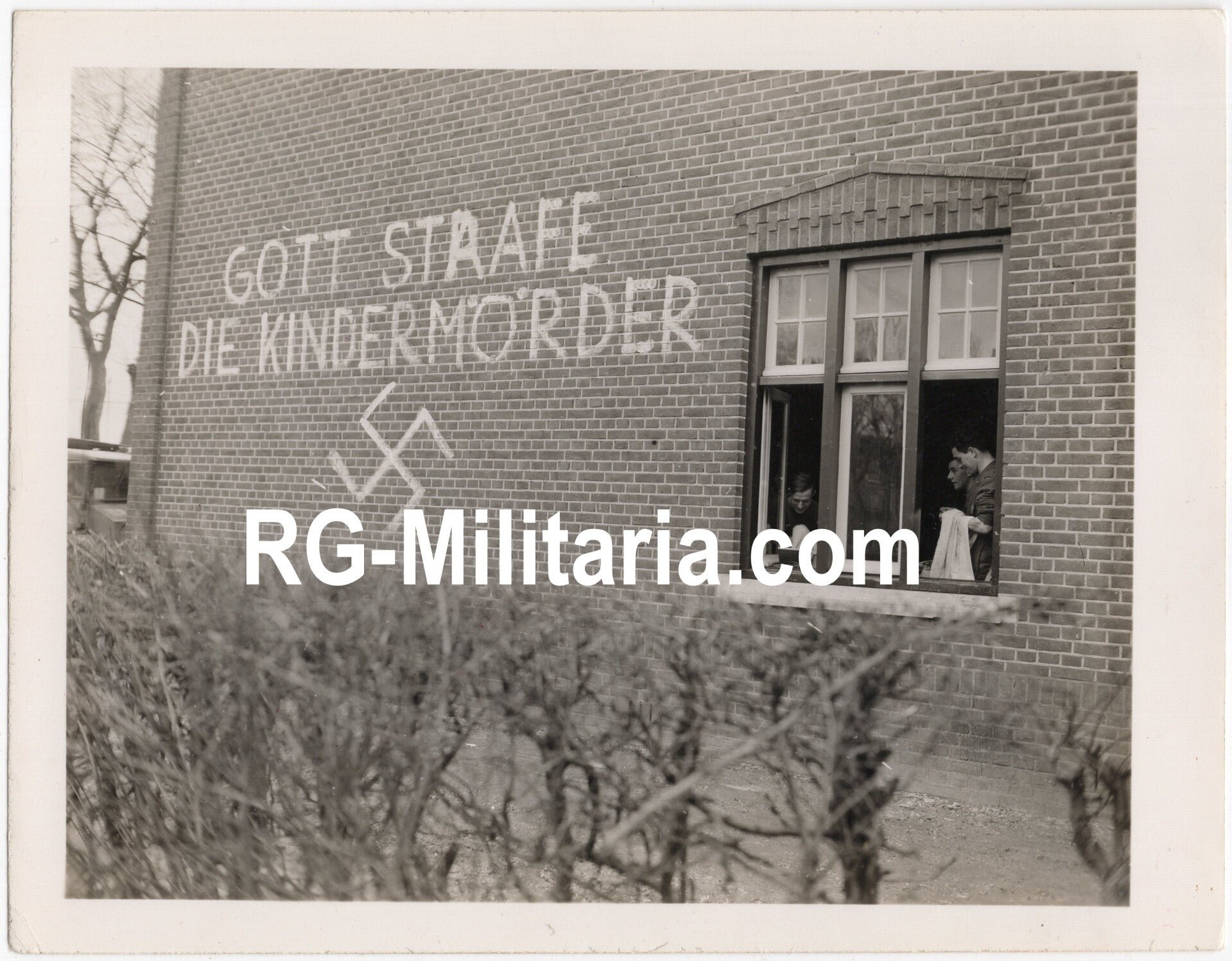 Original WW2 US Press Photo - Large graffiti wall ''Gott strafe die Kindermörder'' in Echt, Holland (1945) — image 3