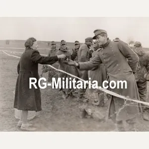 Original WW2 US Press Photo - Female sniper gives water …