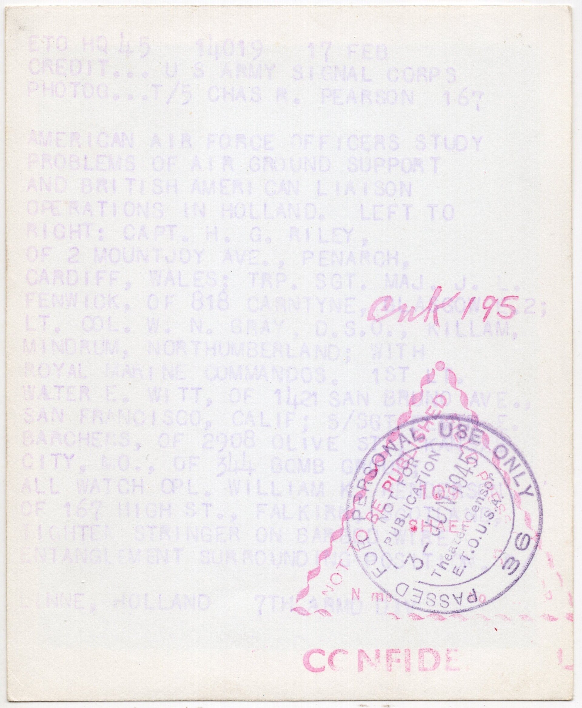 Original WW2 US Press Photo - US soldiers and British Royal Marine Commando troops remove barbed wire in Linne, Holland (1945) — image 2