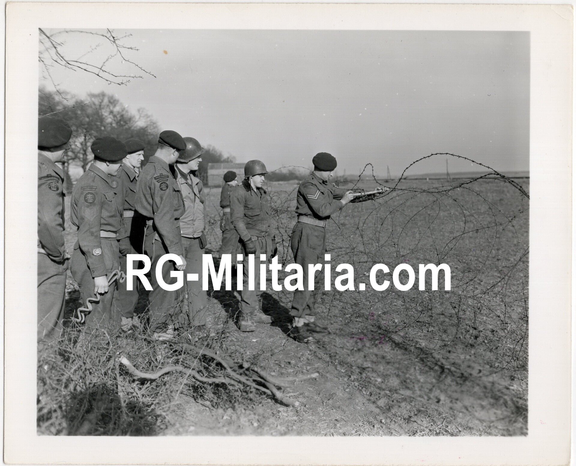 Original WW2 US Press Photo - US soldiers and British Royal Marine Commando troops remove barbed wire in Linne, Holland (1945) — image 3