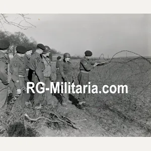 Original WW2 US Press Photo - US soldiers and British …