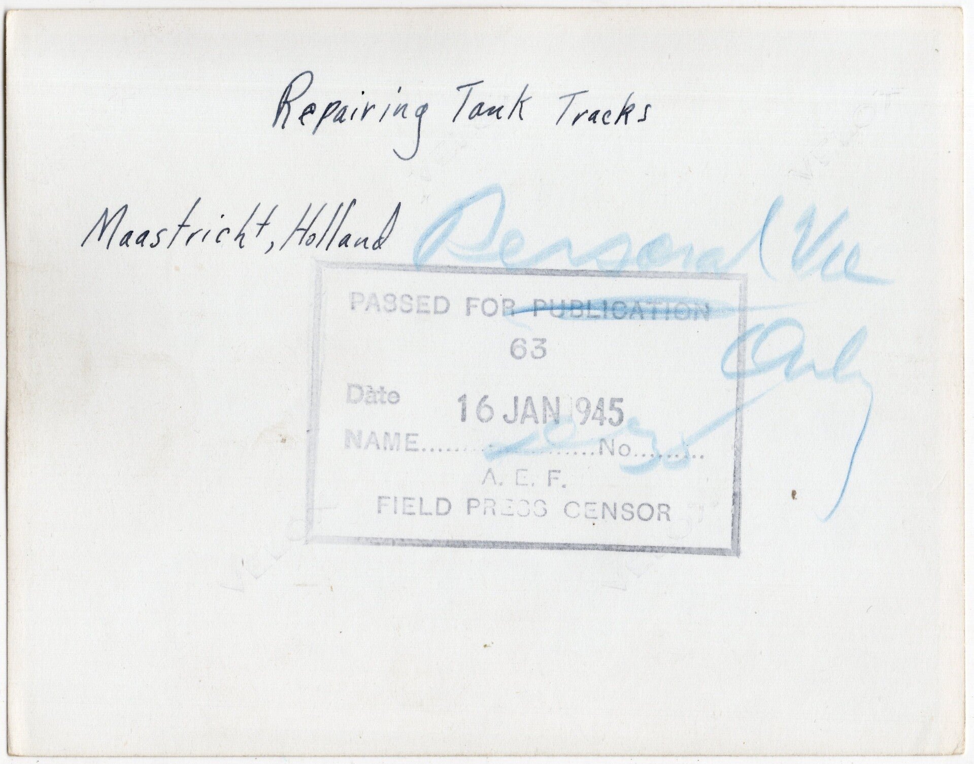 Original WW2 US Press Photo - US soldiers repairing the tracks of a Sherman tank, Maastricht, Holland (1945) — image 2