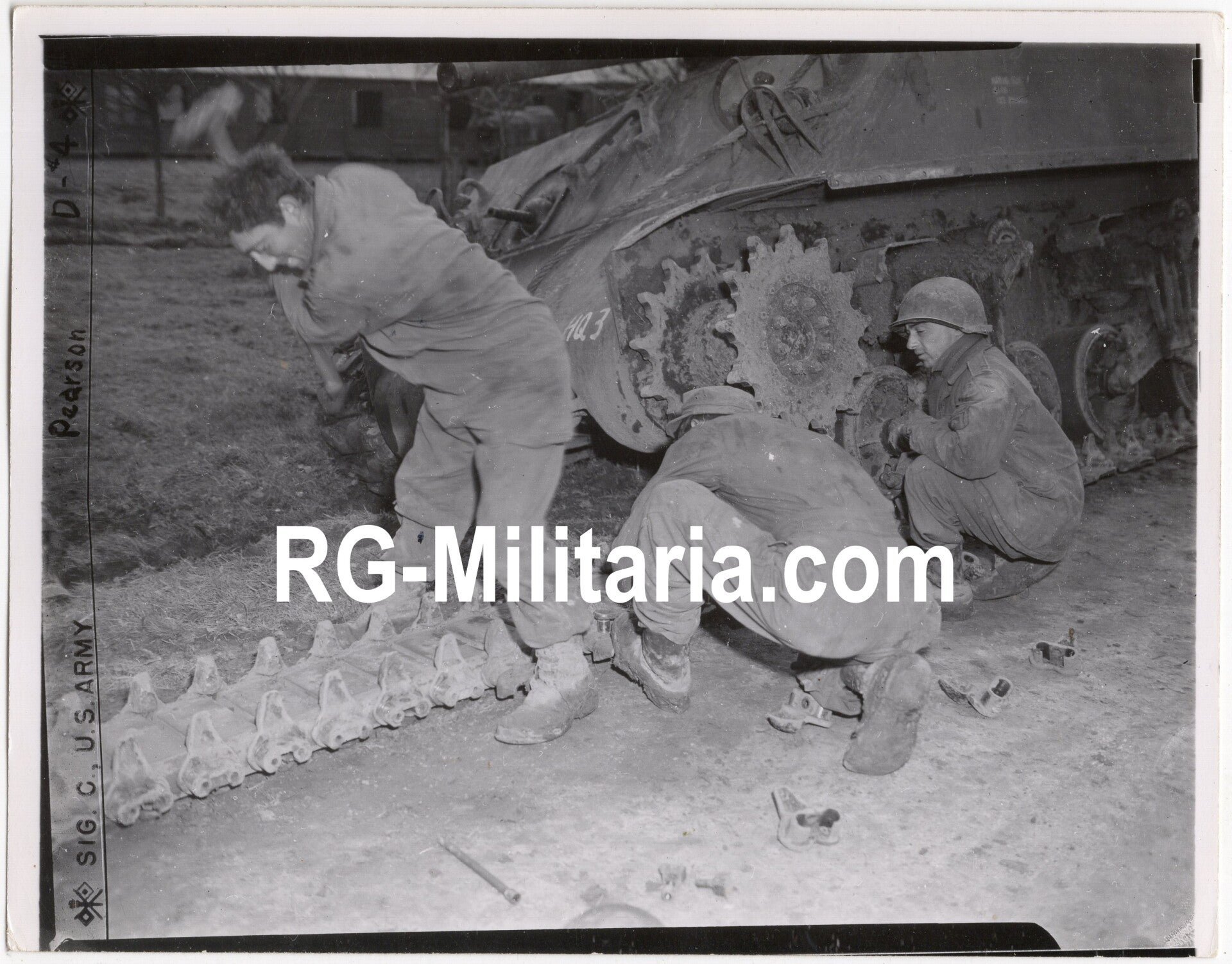 Original WW2 US Press Photo - US soldiers repairing the tracks of a Sherman tank, Maastricht, Holland (1945) — image 3