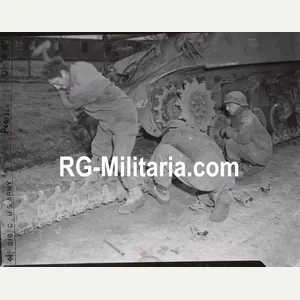 Original WW2 US Press Photo - US soldiers repairing the …