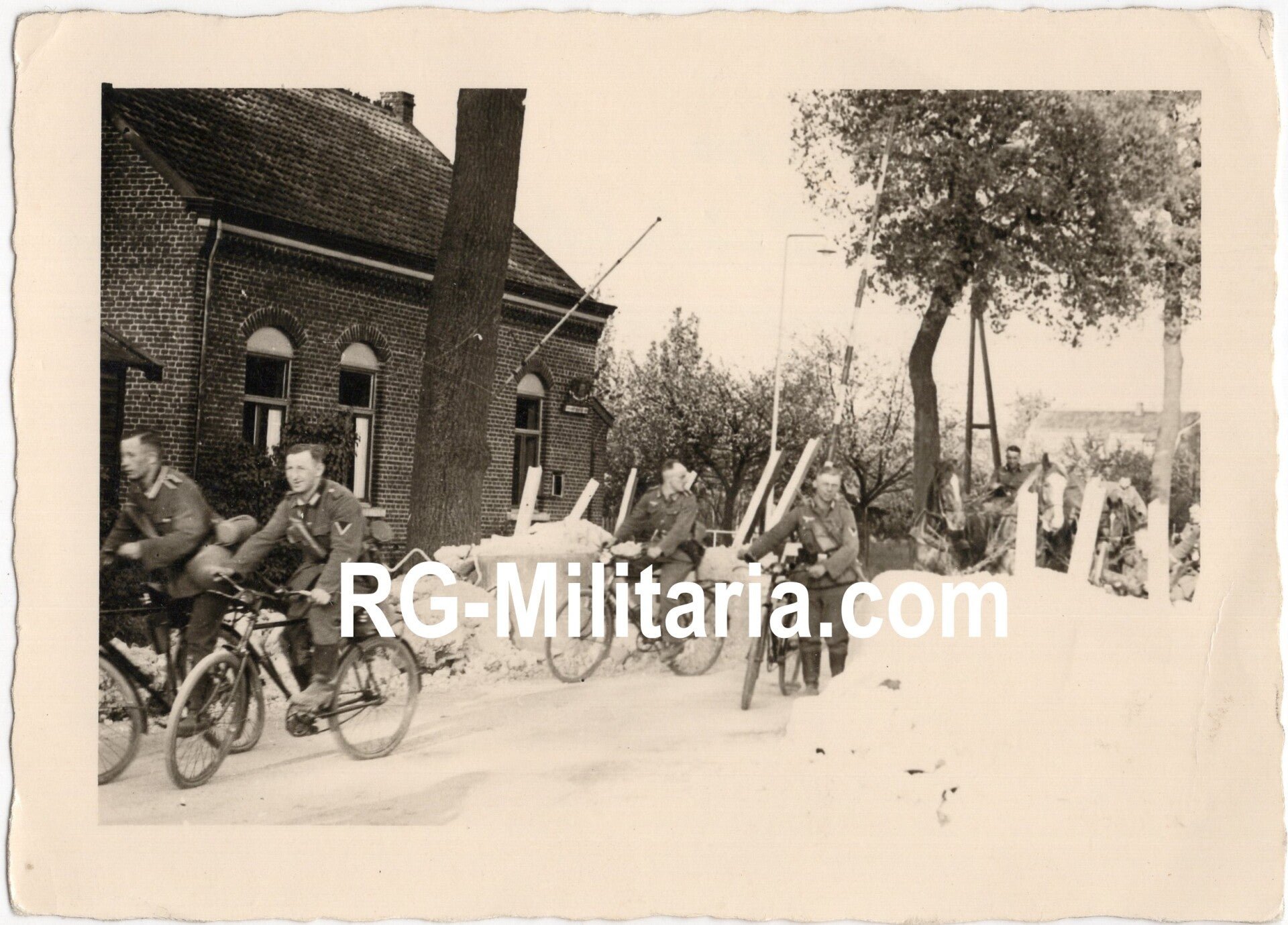 Original WW2 German Photo - German soldiers on bicycles enter Holland during the Blitzkrieg, Posterhold, May (1940) — image 3