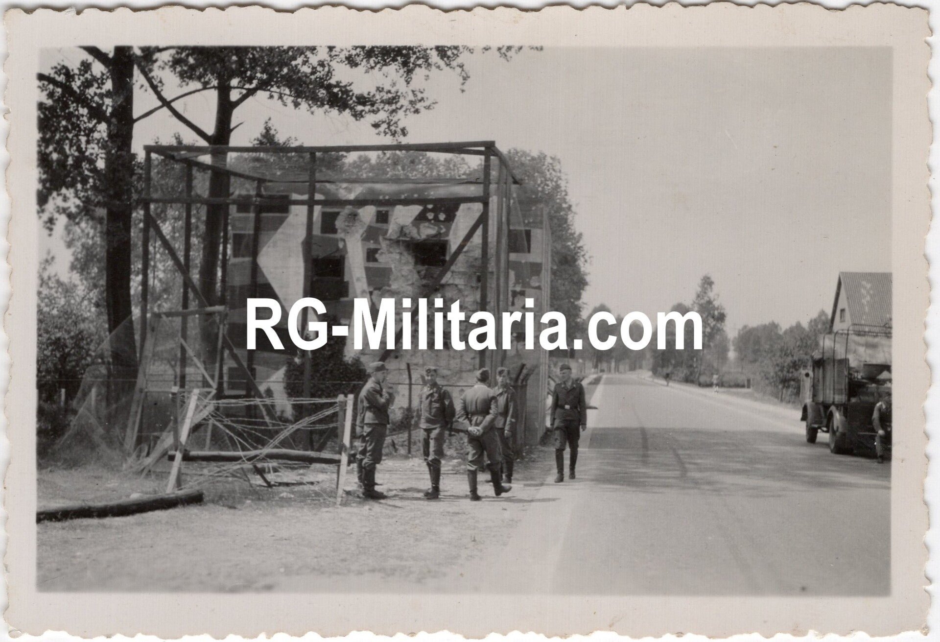 Original WW2 German Photo - German soldiers next to Kazemat Zuid bunker, Hornerweg, Roermond, Holland (1940) — image 3
