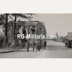 Original WW2 German Photo - German soldiers next to Kazemat …