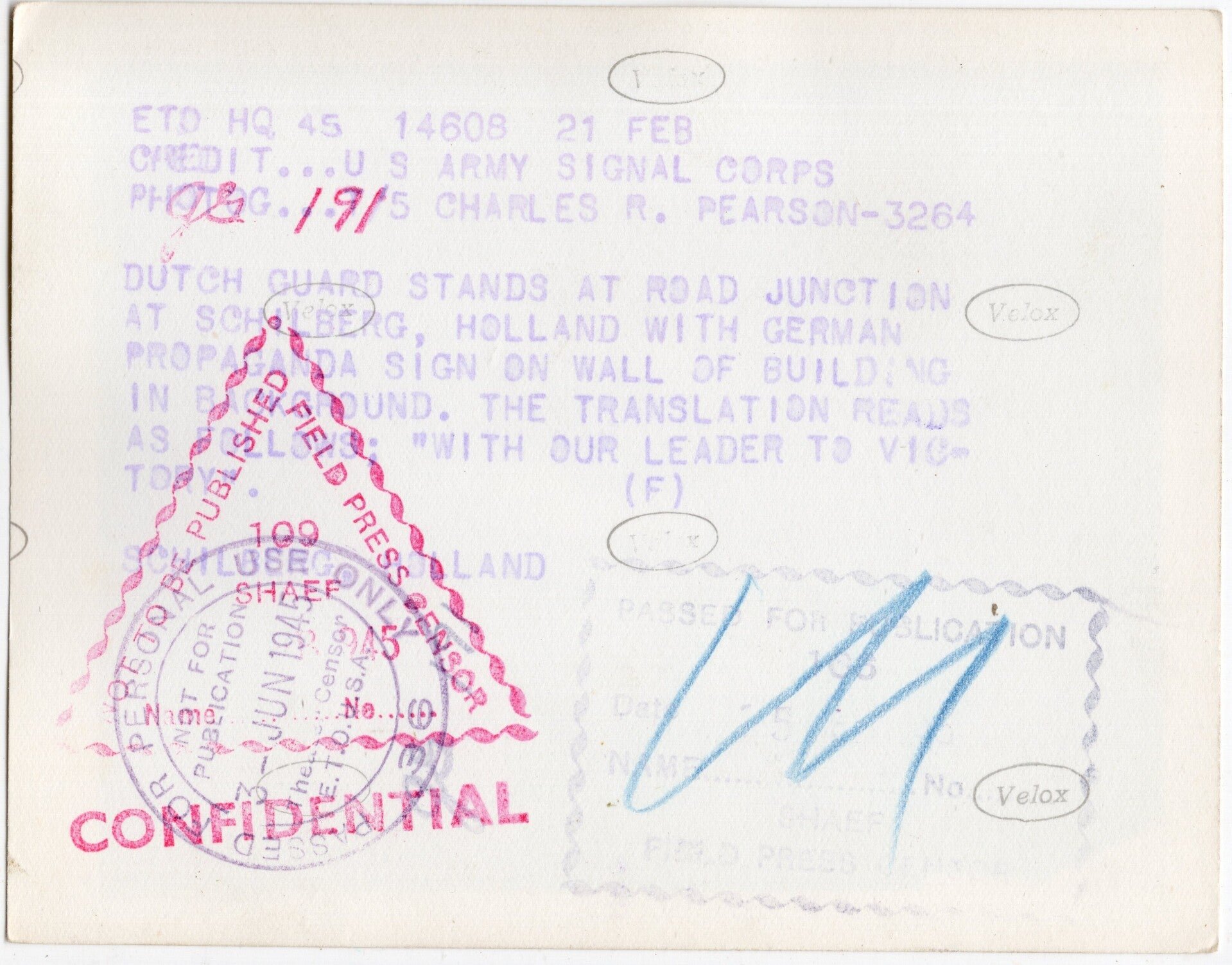 Original WW2 US Press Photo - Dutch NBS resistance fighter with graffiti wall ''Mit unserem Führer zum Sieg!'' in Echt, Holland (1945) — image 2