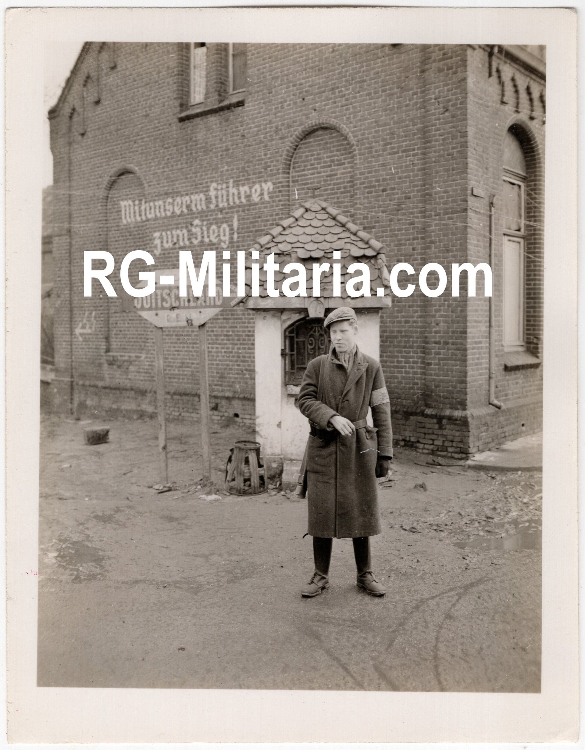 Original WW2 US Press Photo - Dutch NBS resistance fighter with graffiti wall ''Mit unserem Führer zum Sieg!'' in Echt, Holland (1945) — image 3