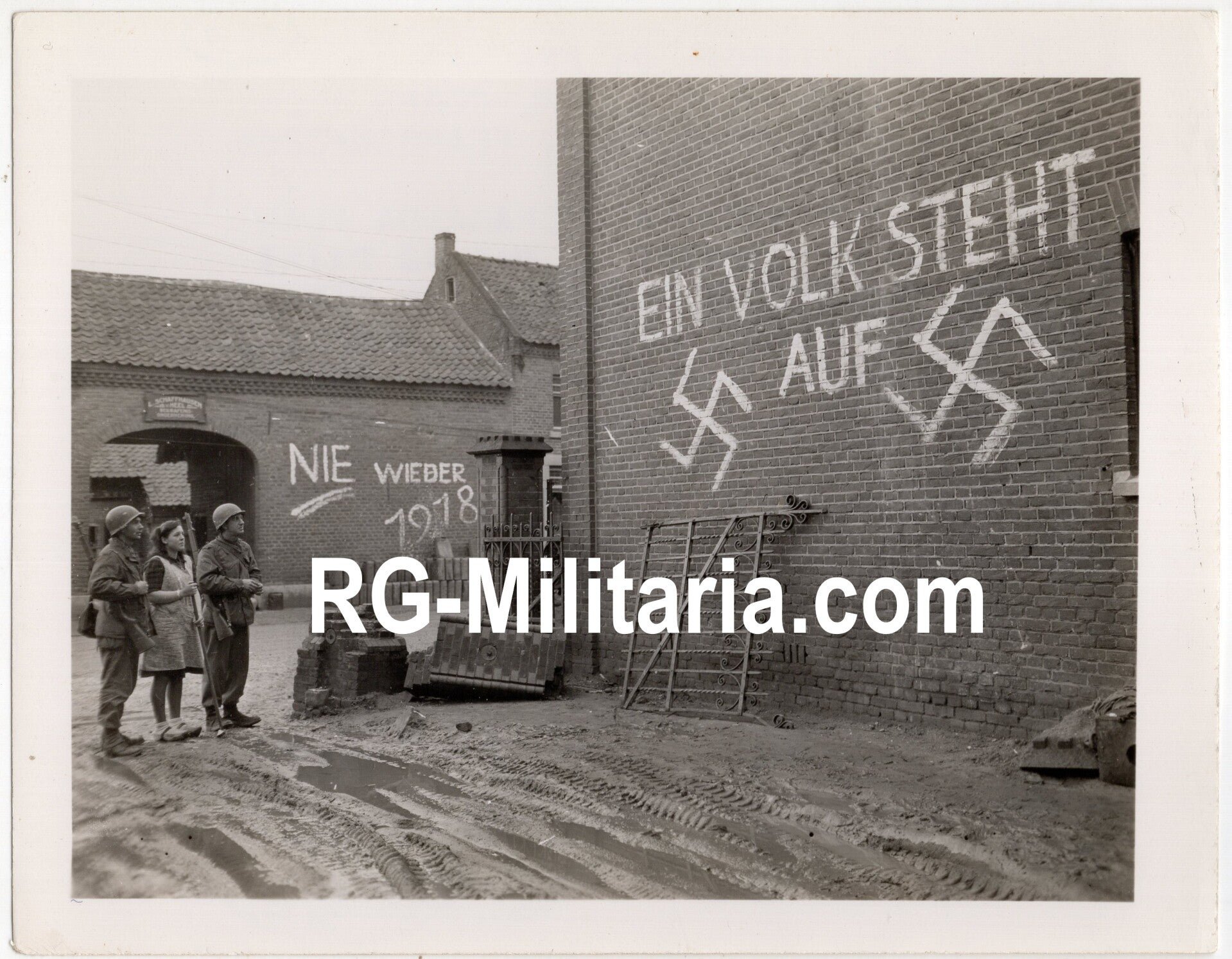 Original WW2 US Press Photo - Large graffiti wall ''Ein Volk steht auf, Nie Wieder 1918'' in Echt, Holland (1945) — image 3