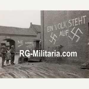 Original WW2 US Press Photo - Large graffiti wall ''Ein …