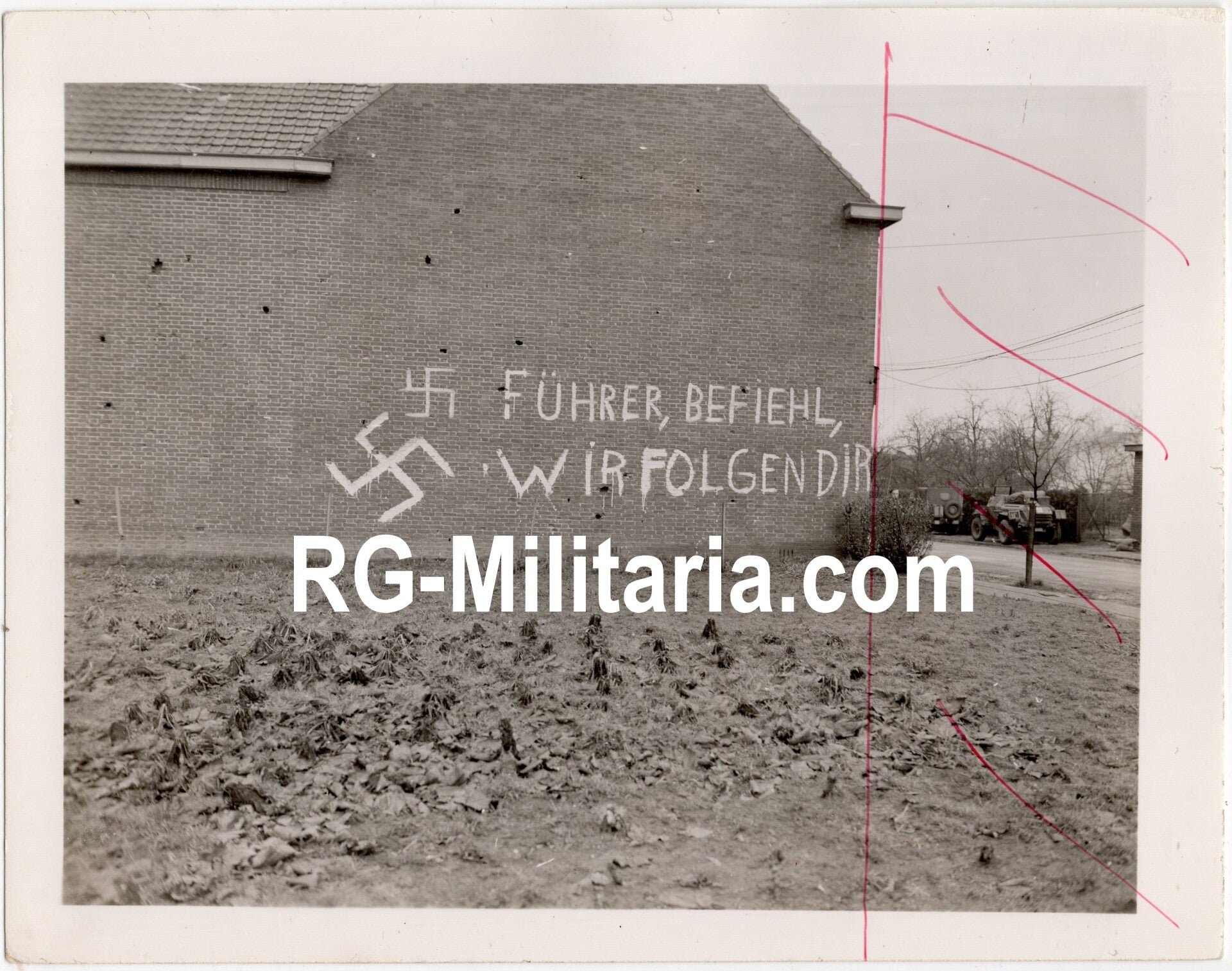 Original WW2 US Press Photo - Large graffiti wall ''Führer, befiehl wir folgen dir'' in Echt, Holland (1945) — image 3