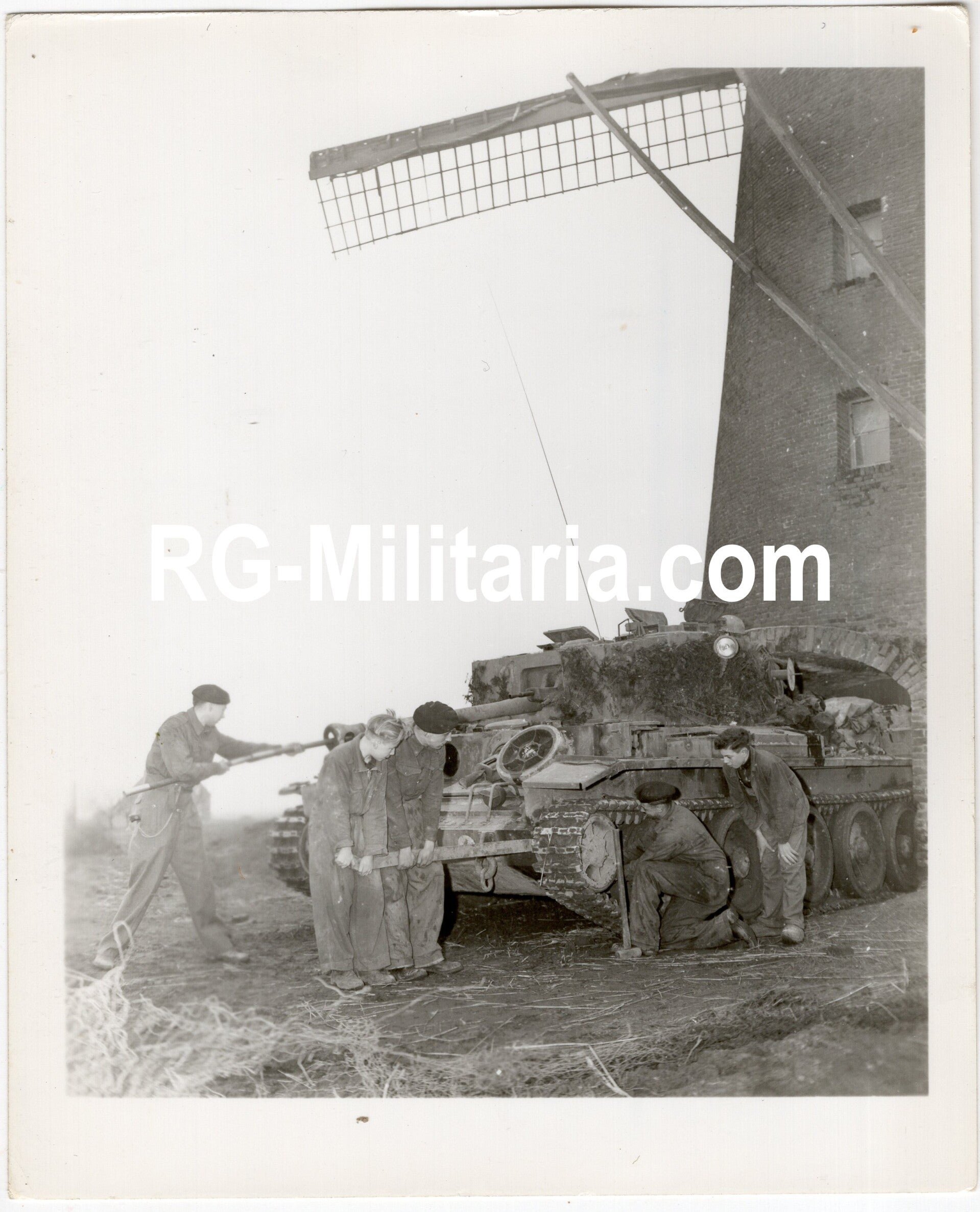 Original WW2 US Press Photo - British tank regiment fixing a Cromwell tank at the Leonardusmolen in Maasbracht, Holland (1945) — image 3