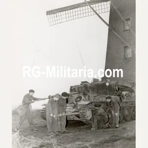 Original WW2 US Press Photo - British tank regiment fixing …