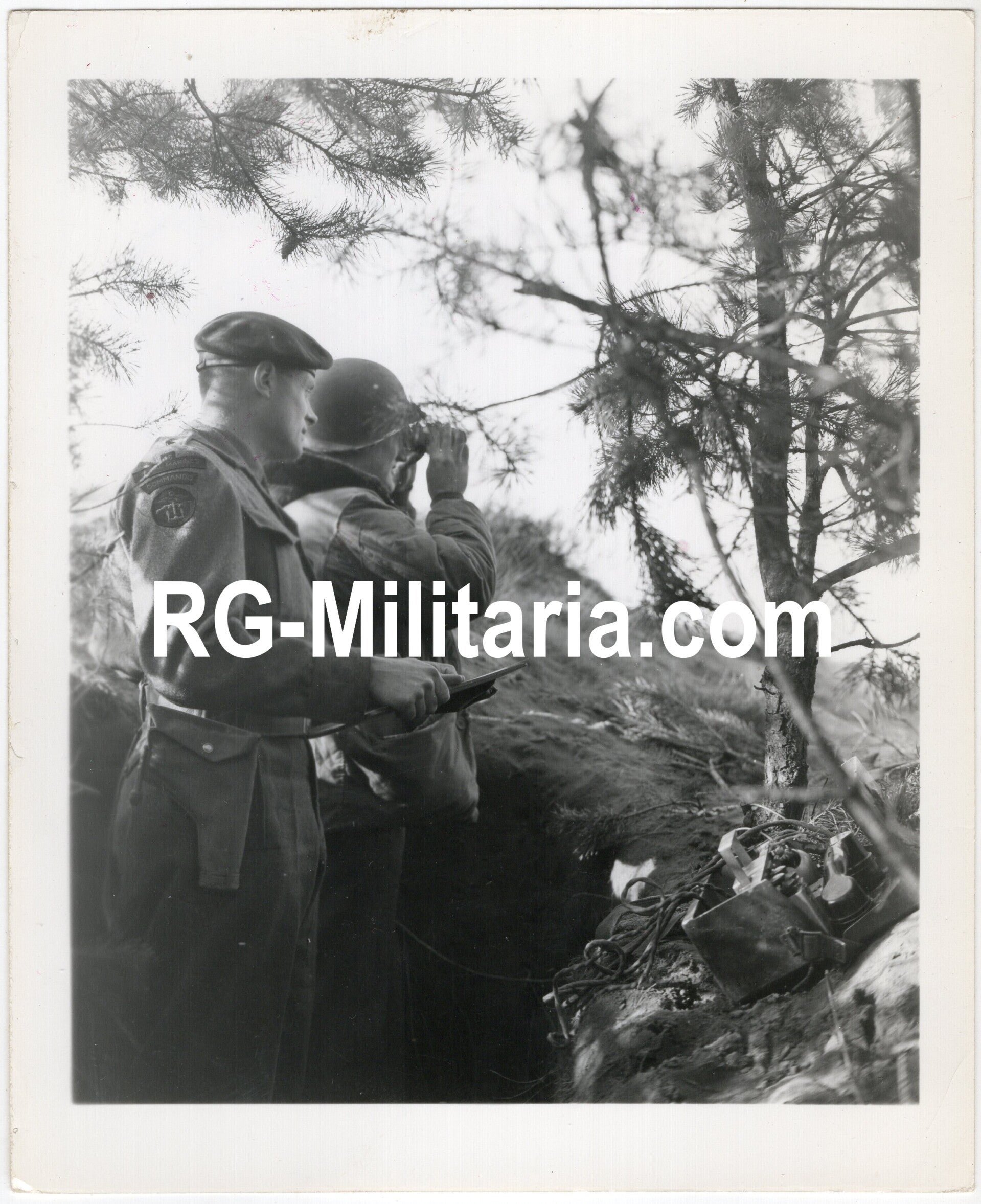 Original WW2 US Press Photo - British Royal Marines Commando and US soldiers checking out the front line at Linne, Holland (1945) — image 3