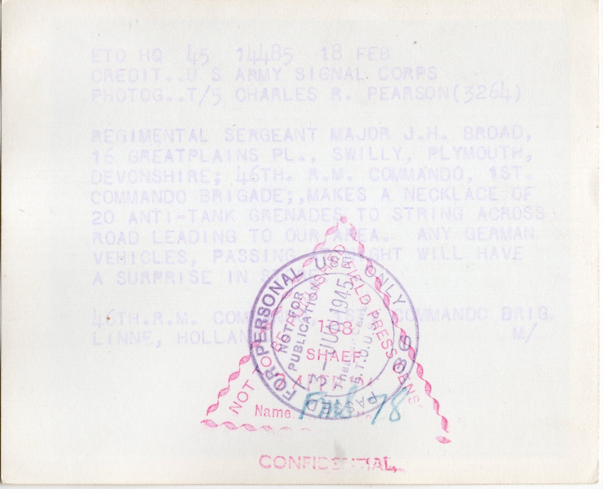 Original WW2 US Press Photo - British commando Sergeant Major preparing anti-tank grenades to capture German troops near Linne, Holland (1945) — image 2