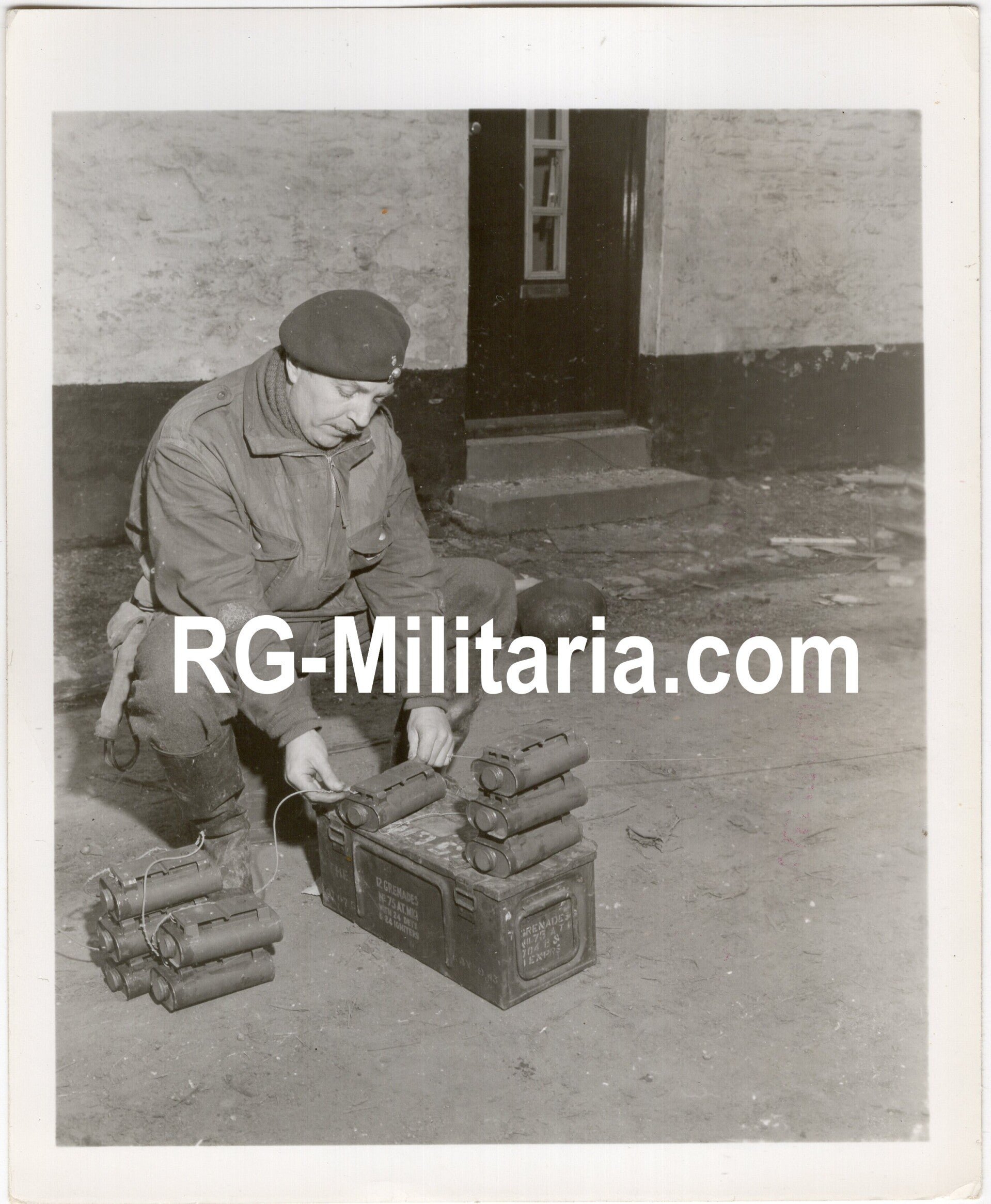 Original WW2 US Press Photo - British commando Sergeant Major preparing anti-tank grenades to capture German troops near Linne, Holland (1945) — image 3