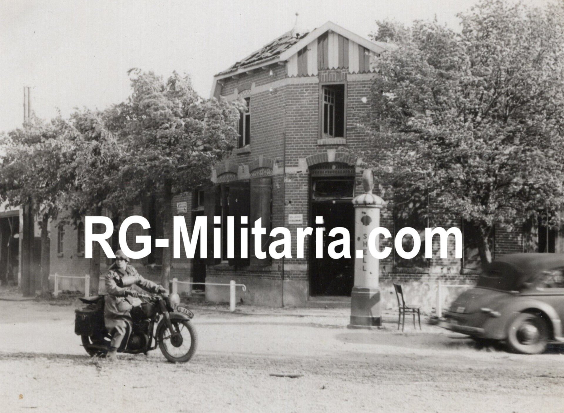 Original WW2 German Photo - German troops drive through the heavily attacked town of Langenboom, near Mill, Blitzkrieg Holland, May (1940) — image 3