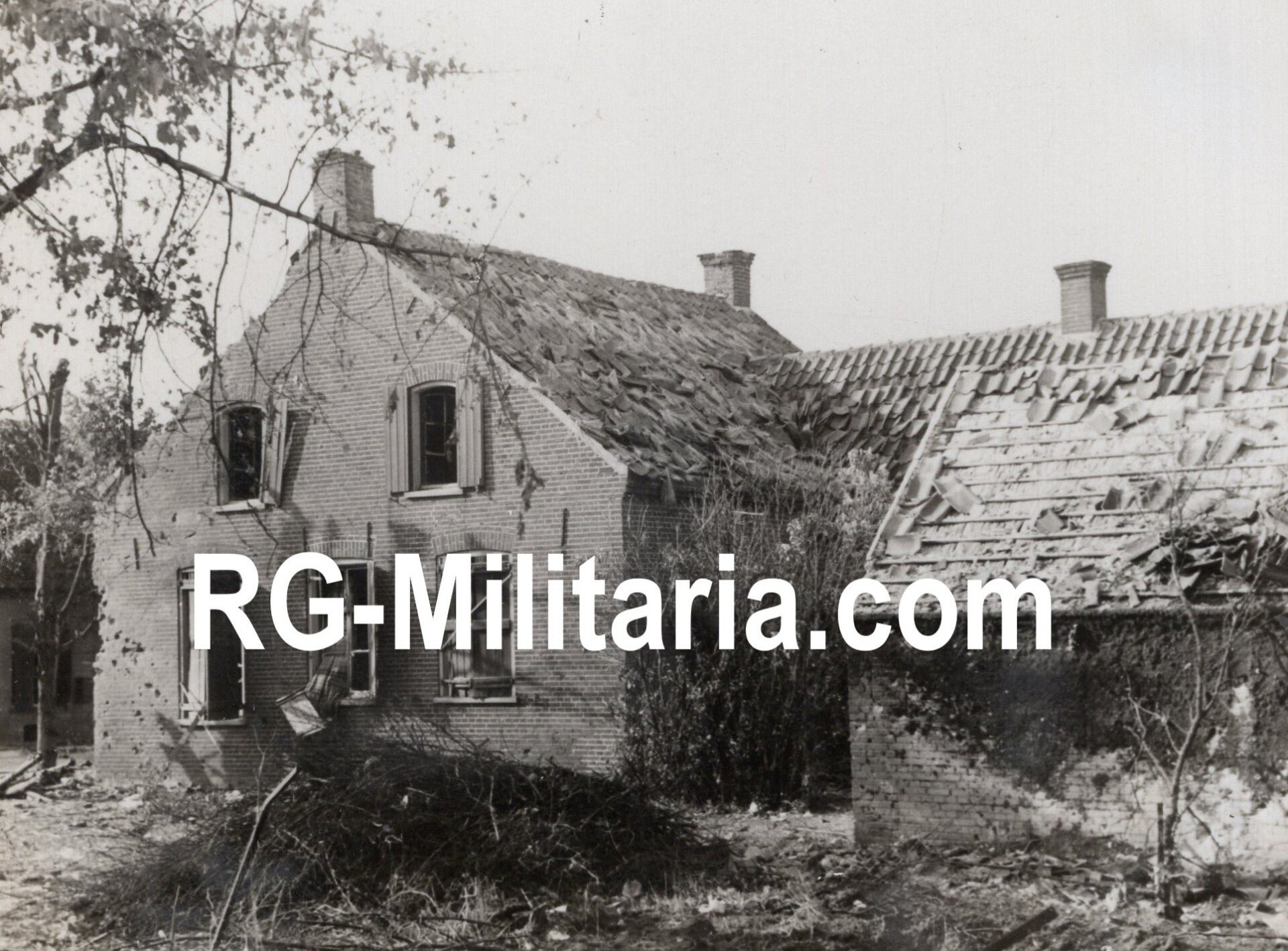 Original WW2 German Photo - German troops drive through the heavily attacked town of Langenboom, near Mill, Blitzkrieg Holland, May (1940) — image 4
