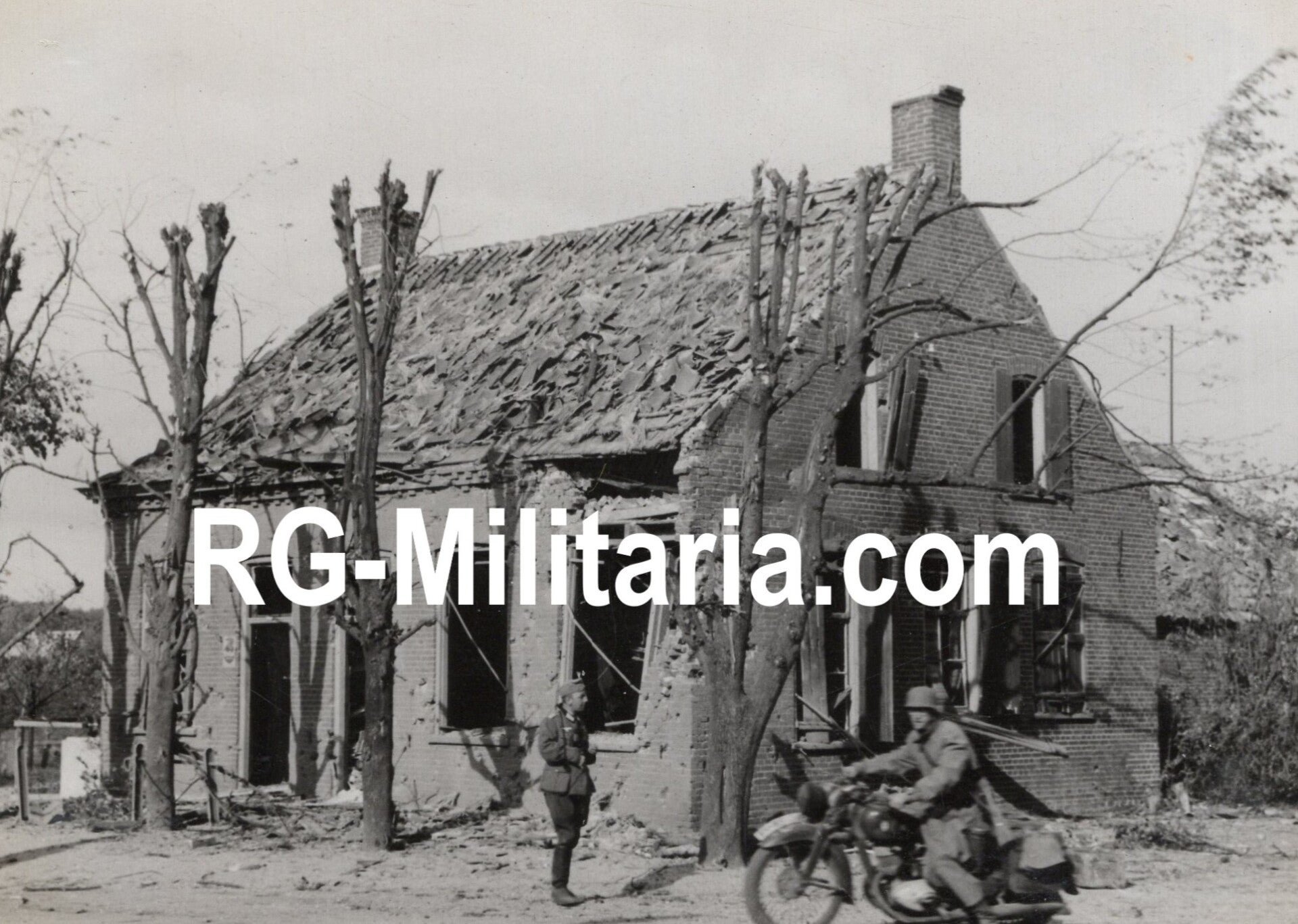 Original WW2 German Photo - German troops drive through the heavily attacked town of Langenboom, near Mill, Blitzkrieg Holland, May (1940) — image 6