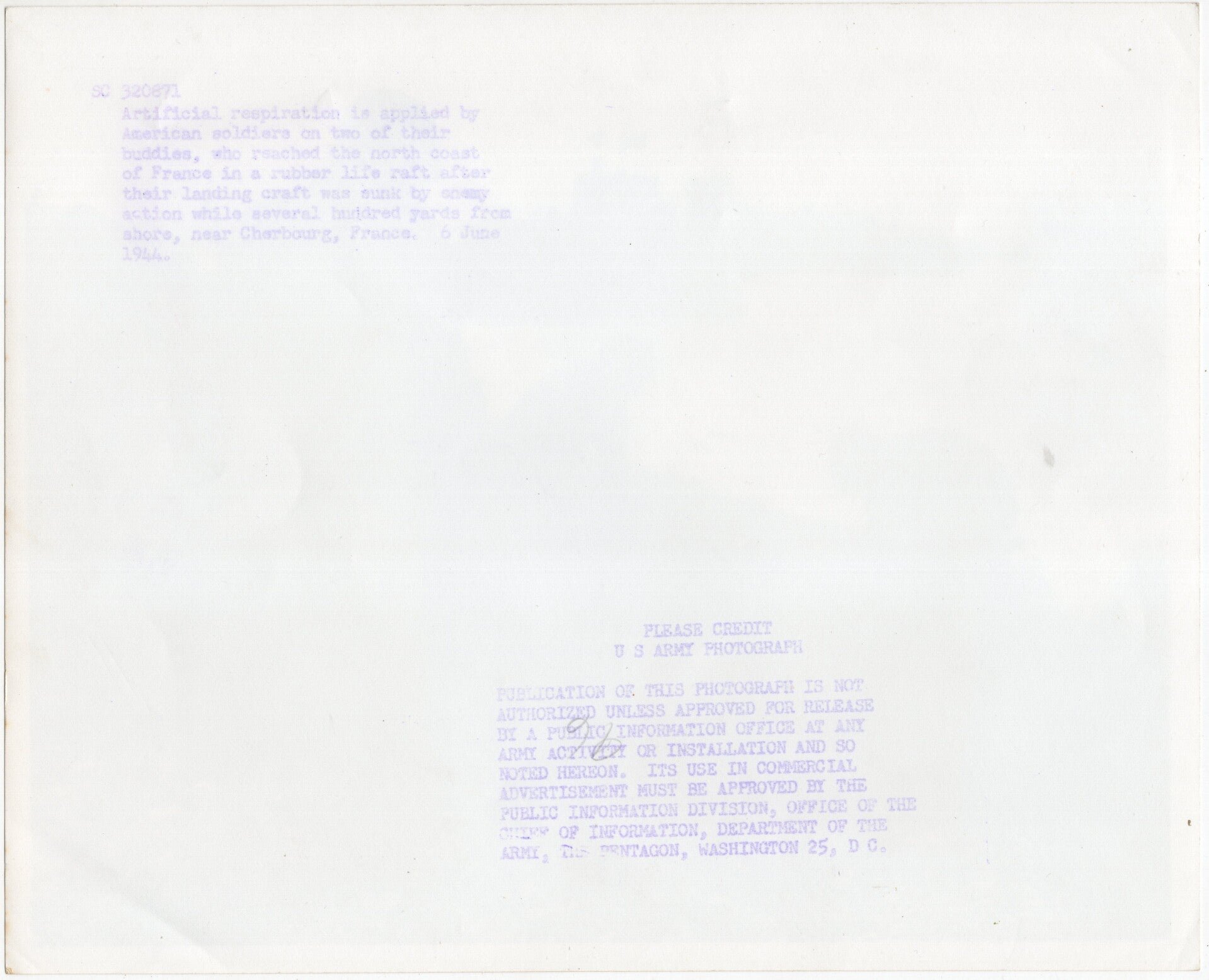 Original WW2 US Press Photo - Wounded US soldiers being treated on the shore near Cherbourg on the 6th of June, D-Day, Operation Overlord (1944) — image 2