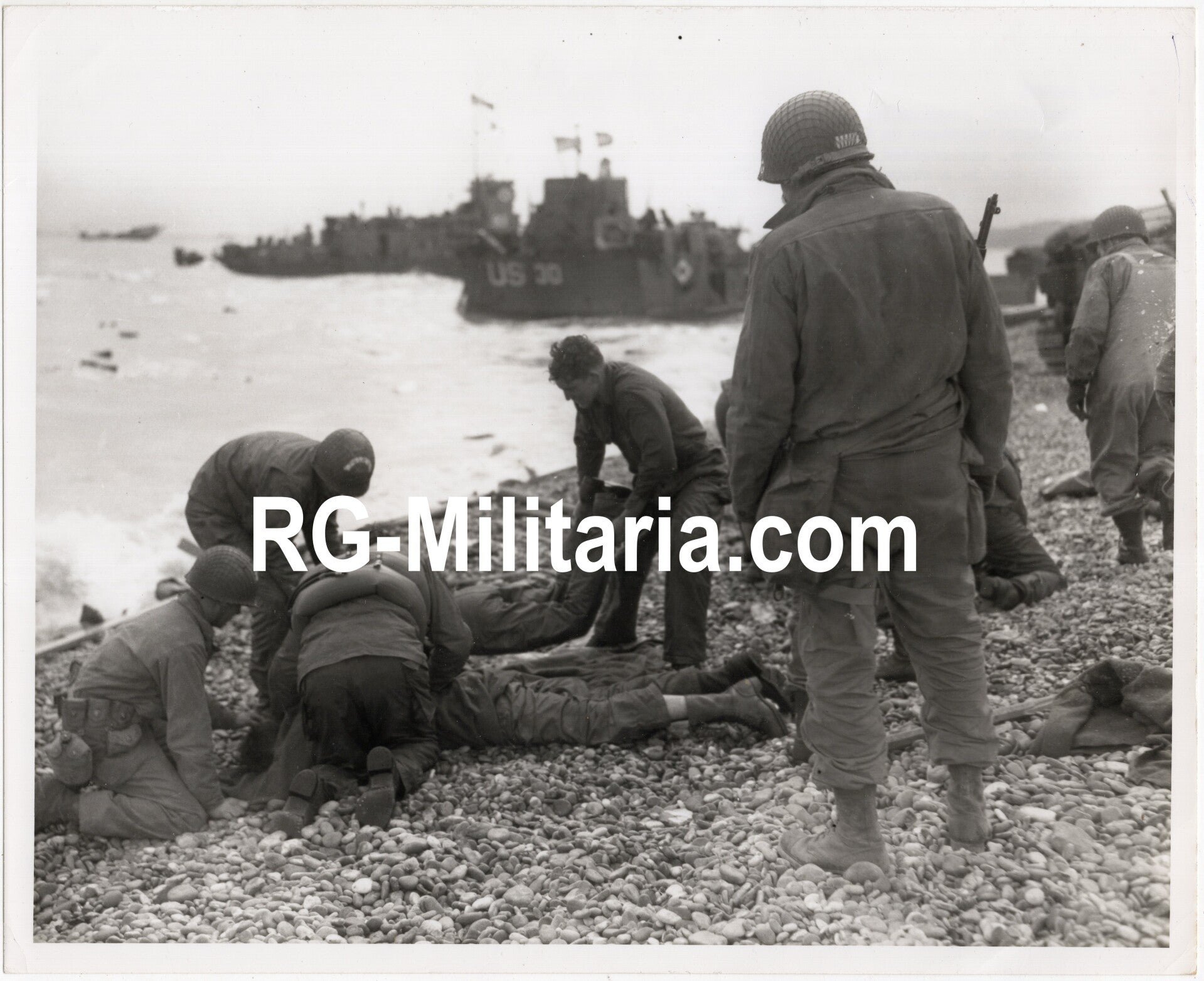 Original WW2 US Press Photo - Wounded US soldiers being treated on the shore near Cherbourg on the 6th of June, D-Day, Operation Overlord (1944) — image 3