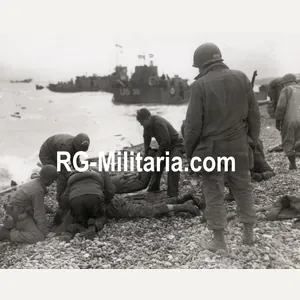 Original WW2 US Press Photo - Wounded US soldiers being …