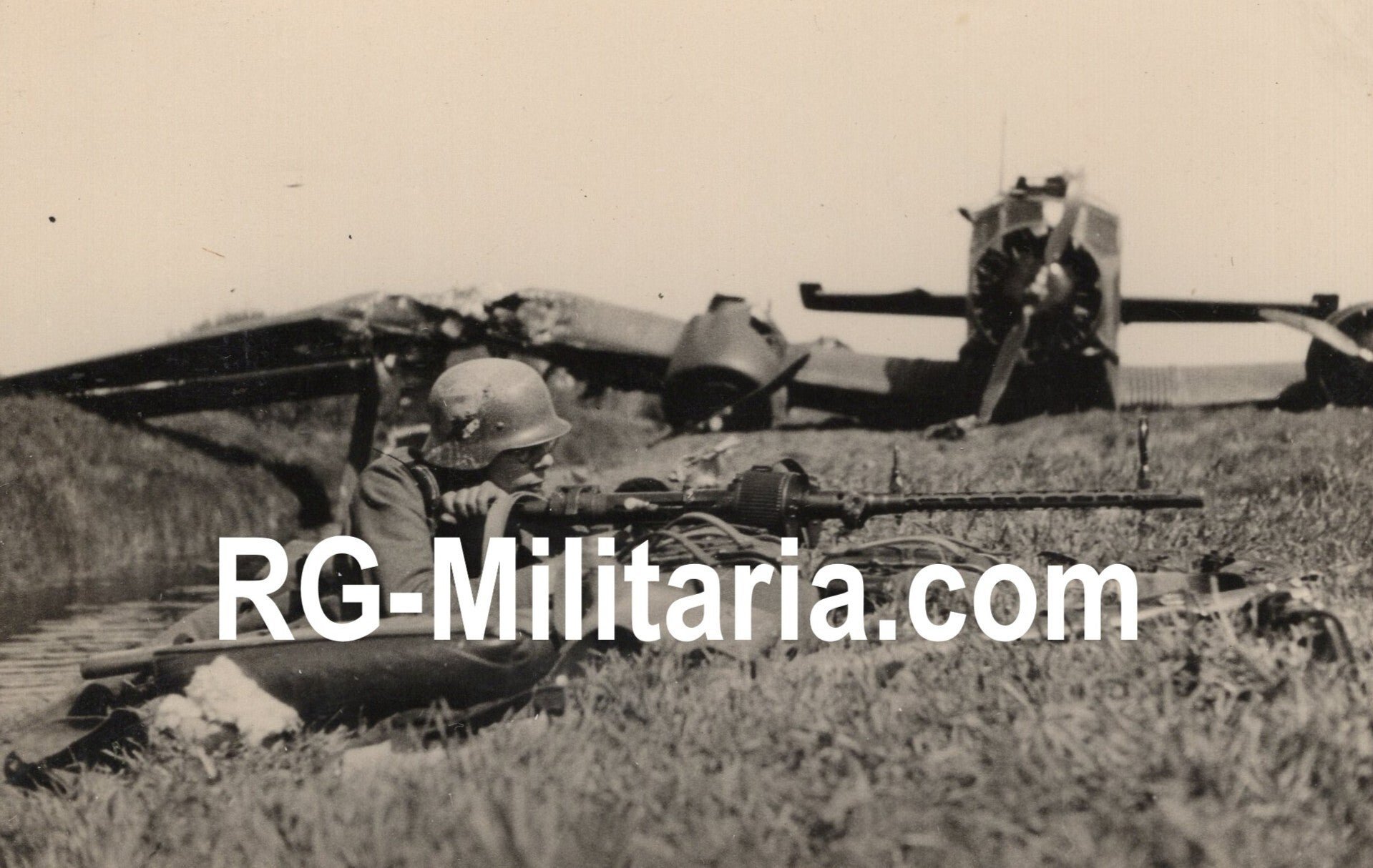 Original WW2 German Photo - German Wehrmacht soldiers at the Rijksweg near Delft with landed Junkers JU 52 airplanes, Blitzkrieg May, Holland (1940) — image 2