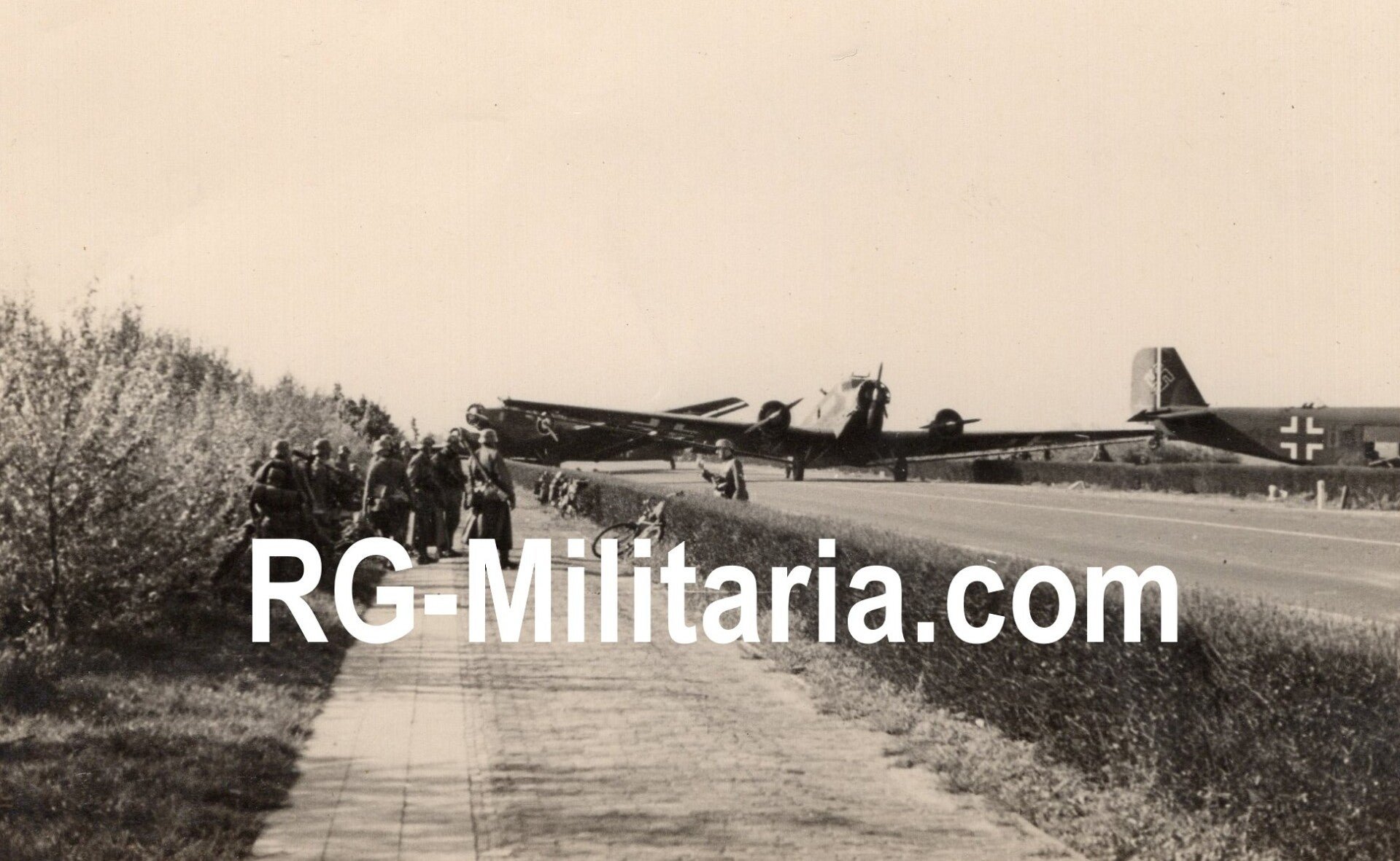Original WW2 German Photo - German Wehrmacht soldiers at the Rijksweg near Delft with landed Junkers JU 52 airplanes, Blitzkrieg May, Holland (1940) — image 4