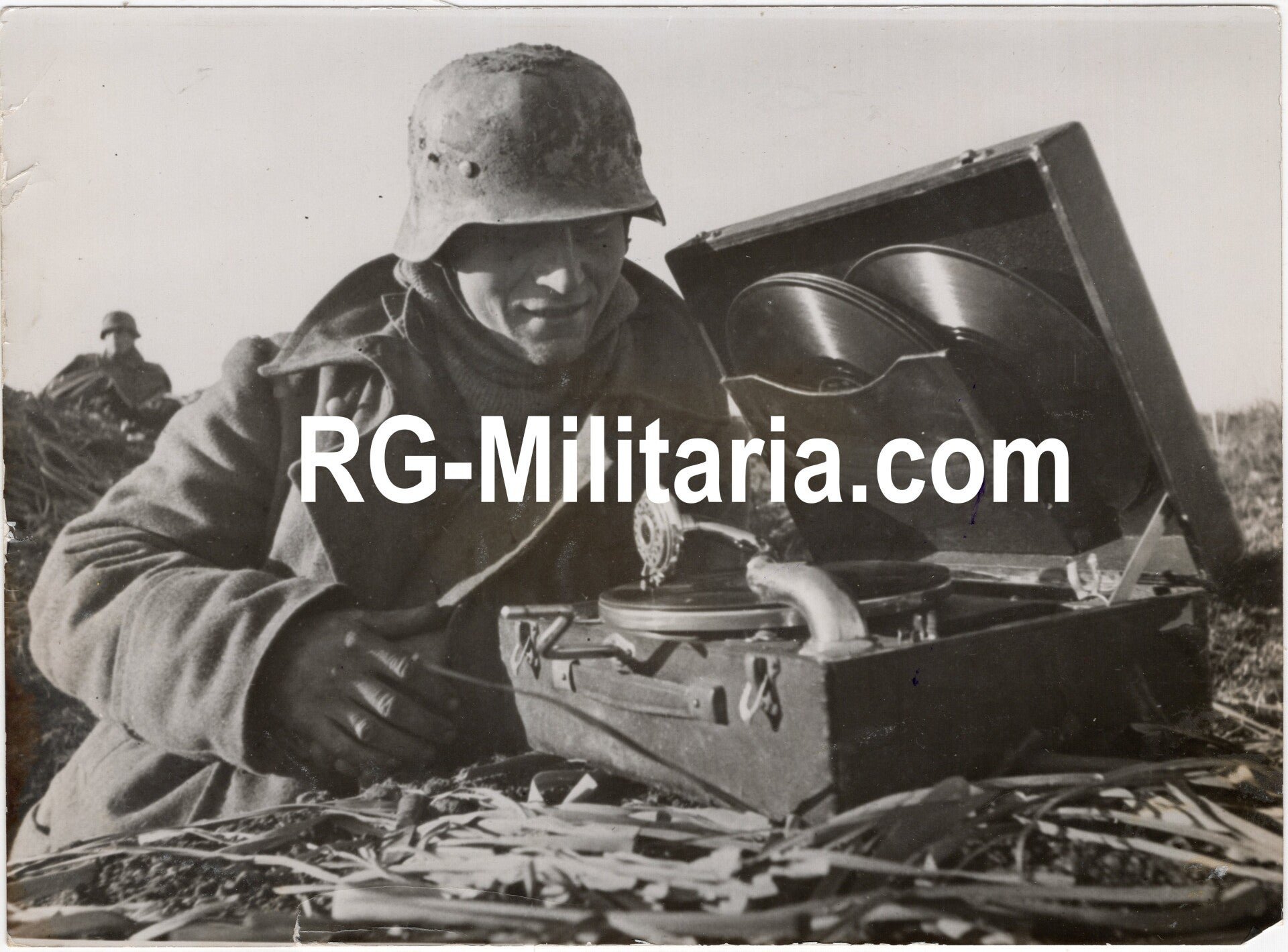 Original WW2 German Press Photo - German soldier listening to music on the Nettuno front, Italy (1944) — image 3