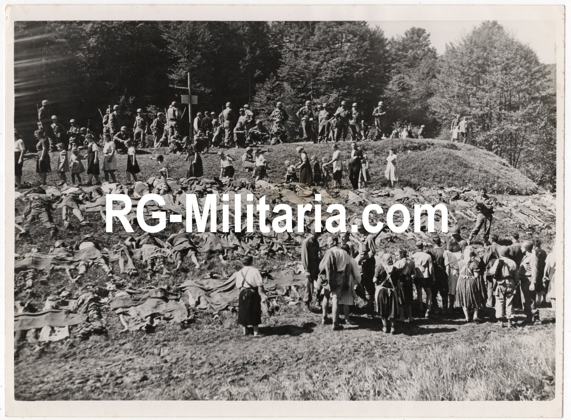 Original WW2 US Press Photo - German civilians view the murdered Buchenwald & Flossenburg concentration camp prisoners (1945) — image 3