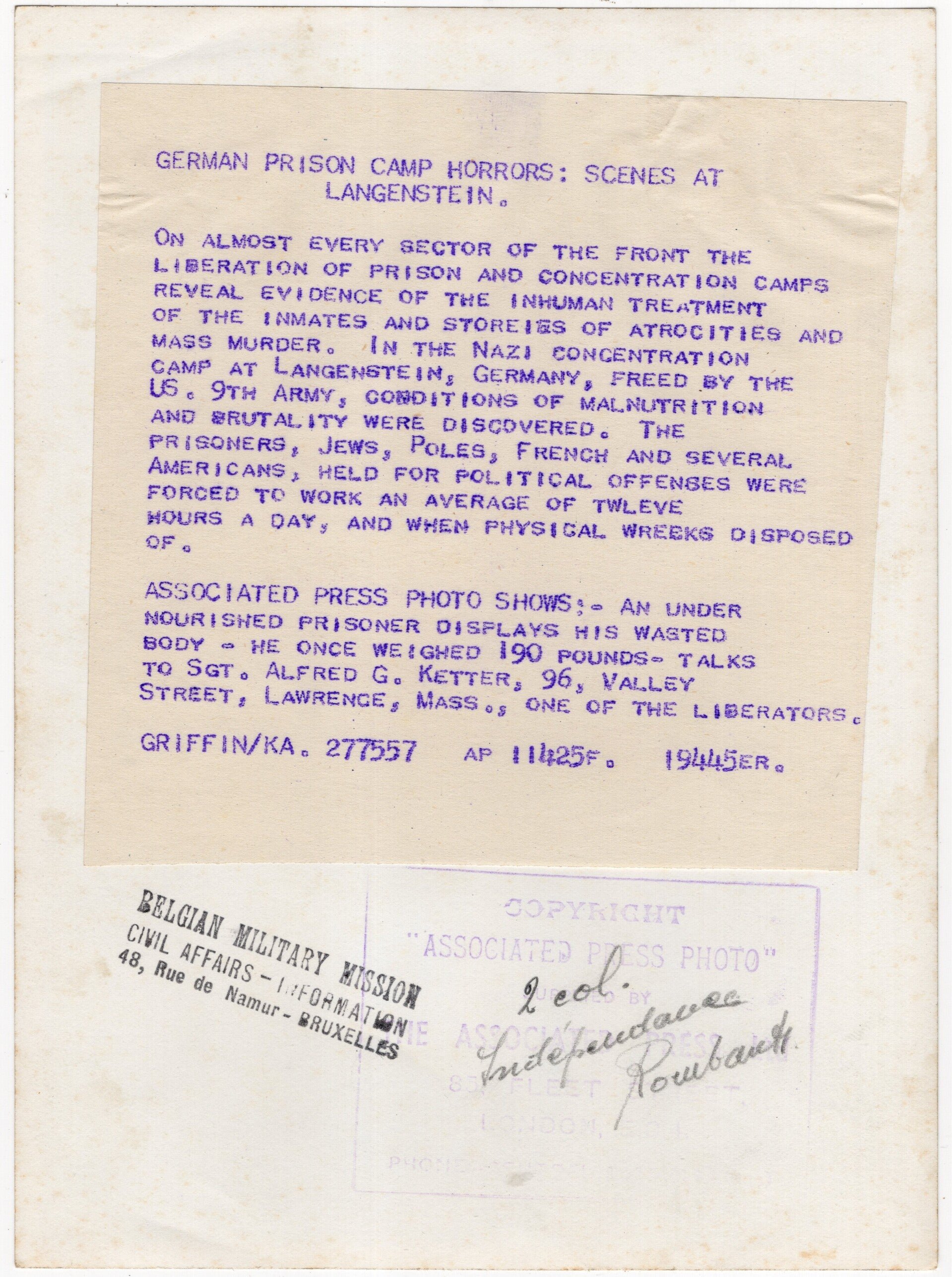 Original WW2 US Press Photo - US Medic soldier with prisoners of the Langenstein Concentration Camp (1945) — image 2