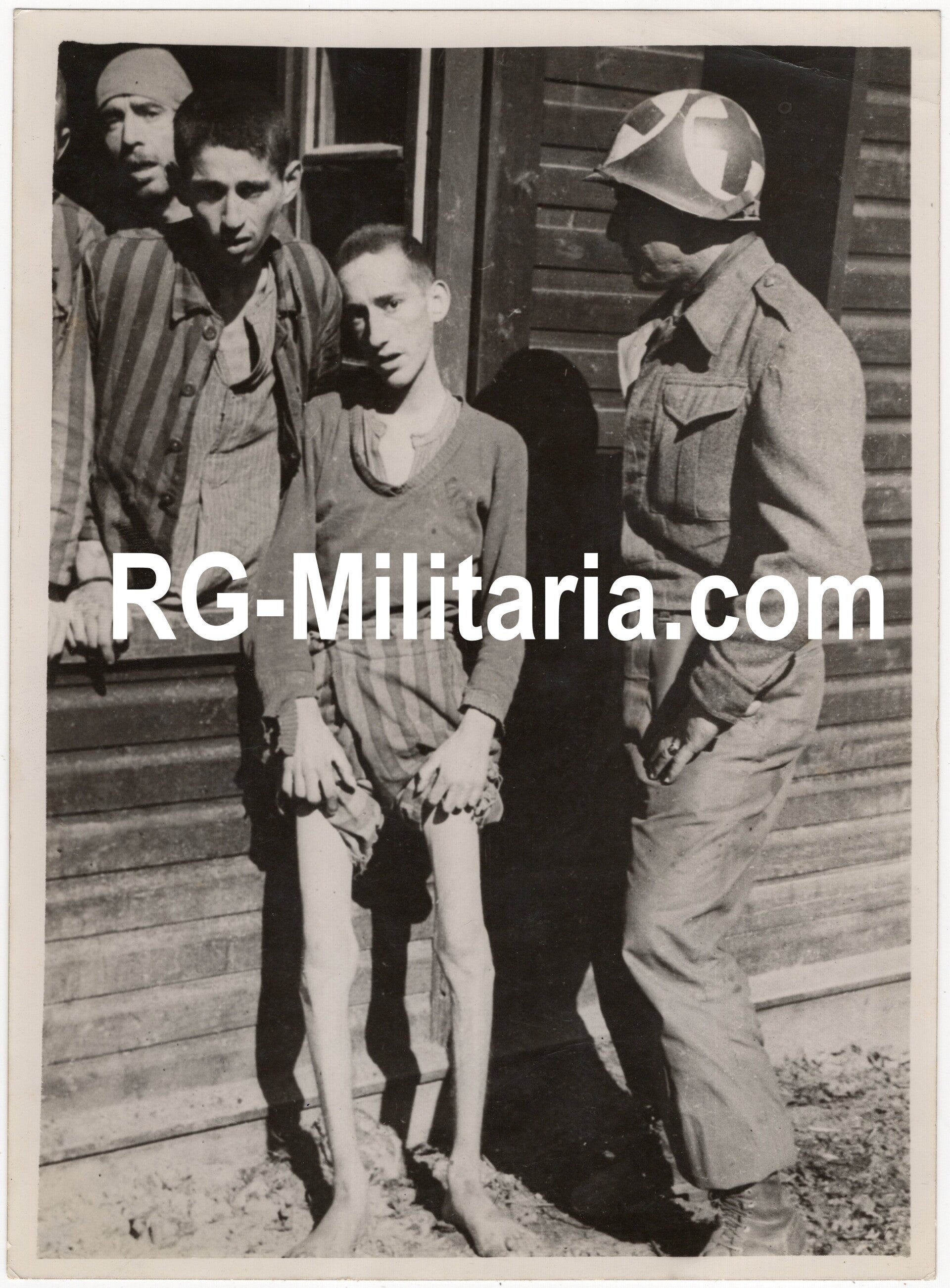 Original WW2 US Press Photo - US Medic soldier with prisoners of the Langenstein Concentration Camp (1945) — image 3