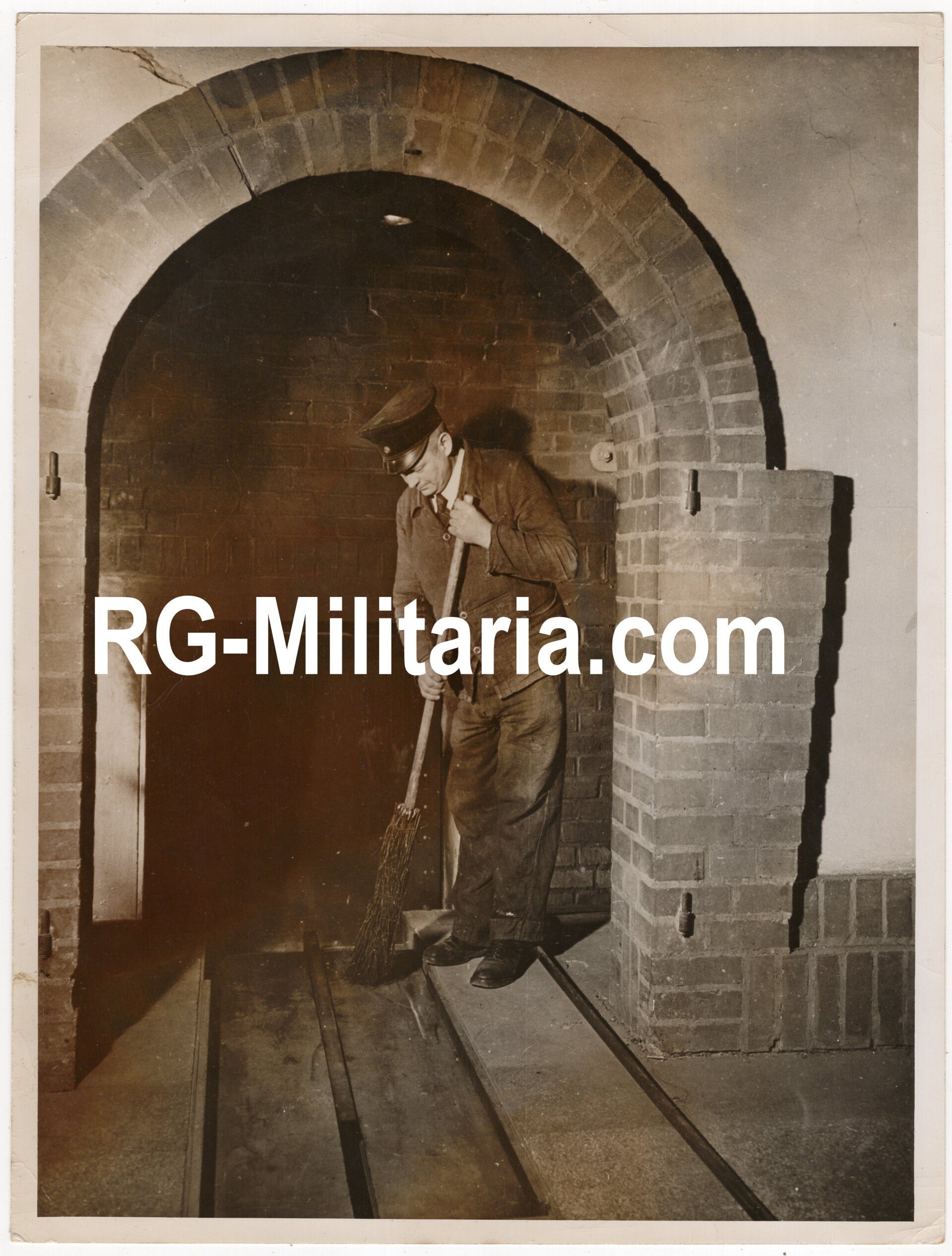 Original WW2 US Press Photo - Cremator of the Lahde Concentration Camp, Hannover (1945) — image 3