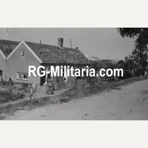 Original WW2 German Photo - Dutch soldiers pooping next to …